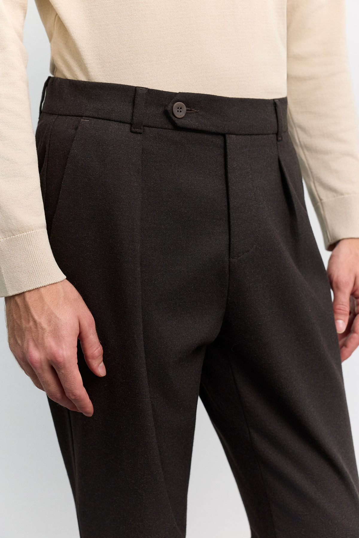 Kahve Yumuşak Tuşeli Dil Kapamalı Arka Beli Lastikli Relaxed Fit Pantolon