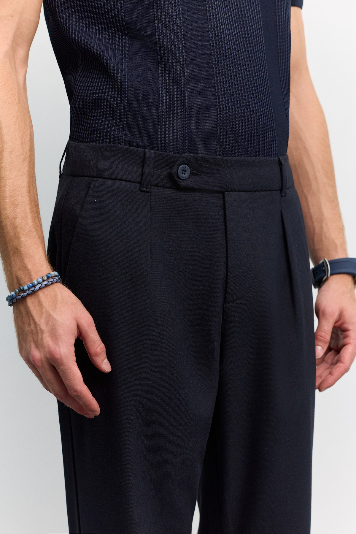 Lacivert Yumuşak Tuşeli Dil Kapamalı Arka Beli Lastikli Relaxed Fit Pantolon