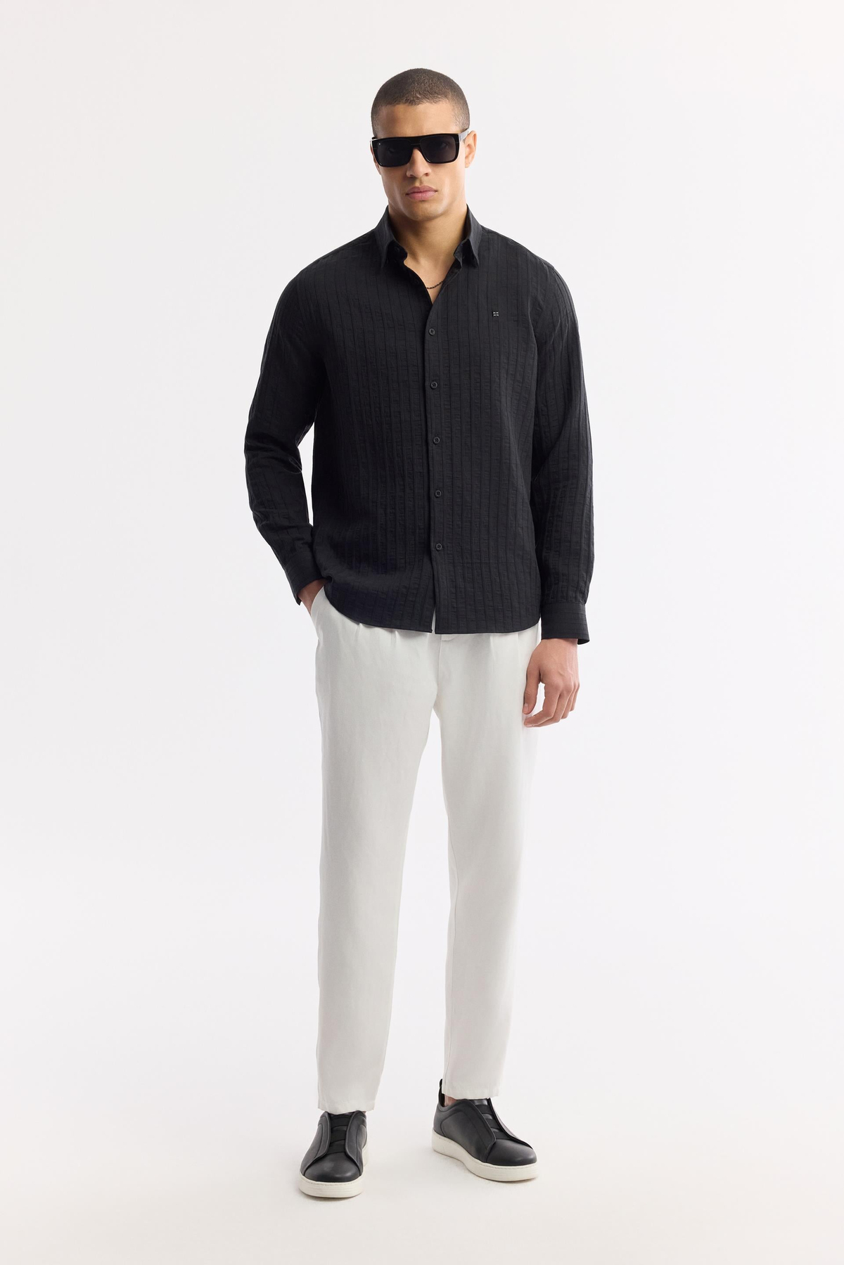 Siyah Alttan Britli Yaka Çizgili Comfort Fit Uzun Kol Gömlek