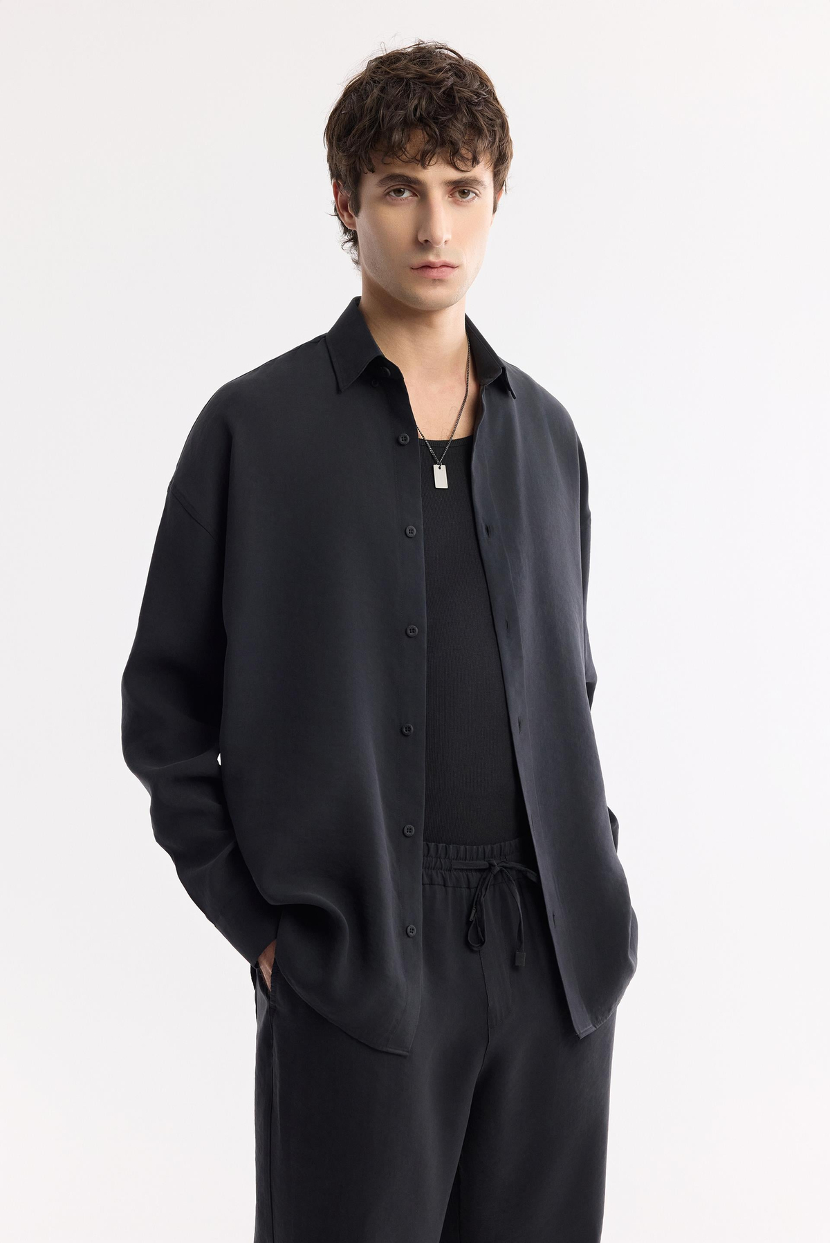 Siyah Alttan Britli Yaka Modal Karışımlı Rahat Kesim Oversize Fit Gömlek