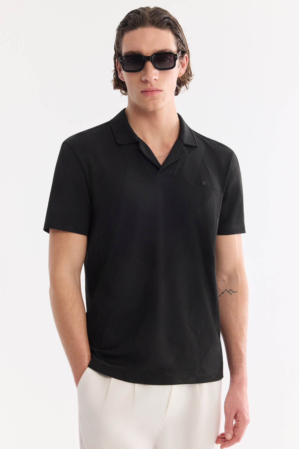 Siyah Apaj Yaka Jakarlı T-Shirt