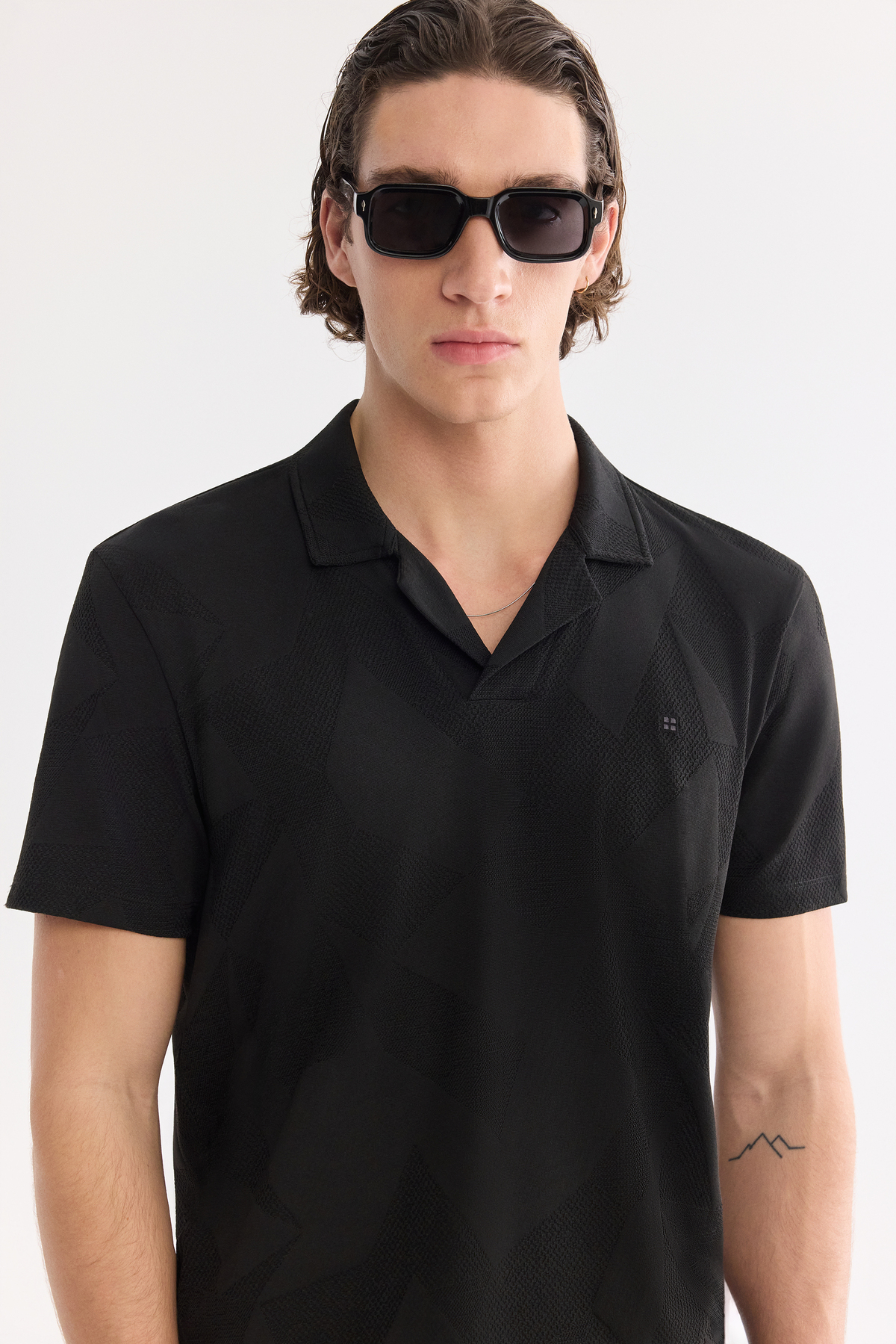 Siyah Apaj Yaka Jakarlı T-Shirt