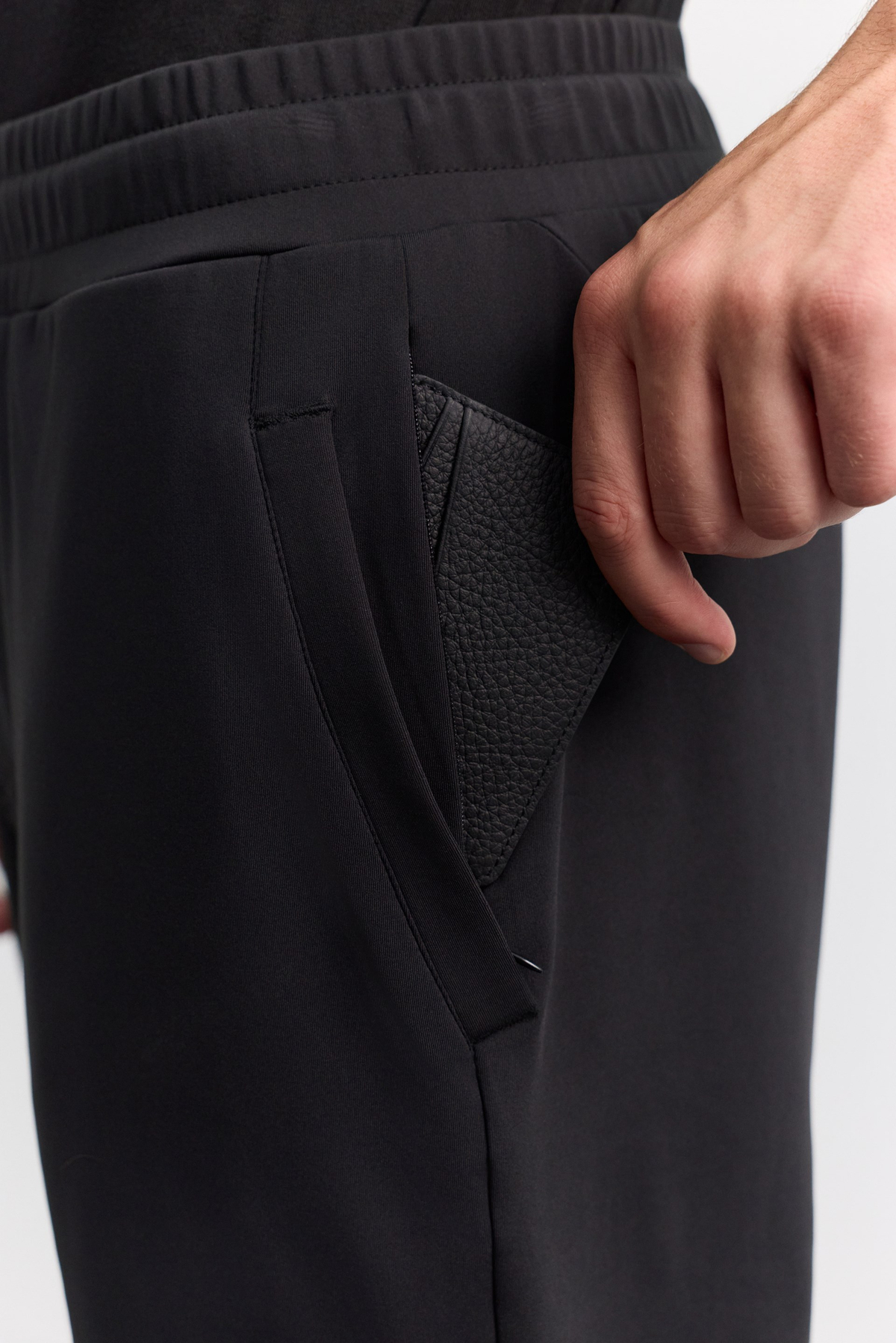 Siyah Beli Lastik Yan cepli Enjeksiyon Baskılı Paça Kesik Metraj Baskılı Teknik Jogger