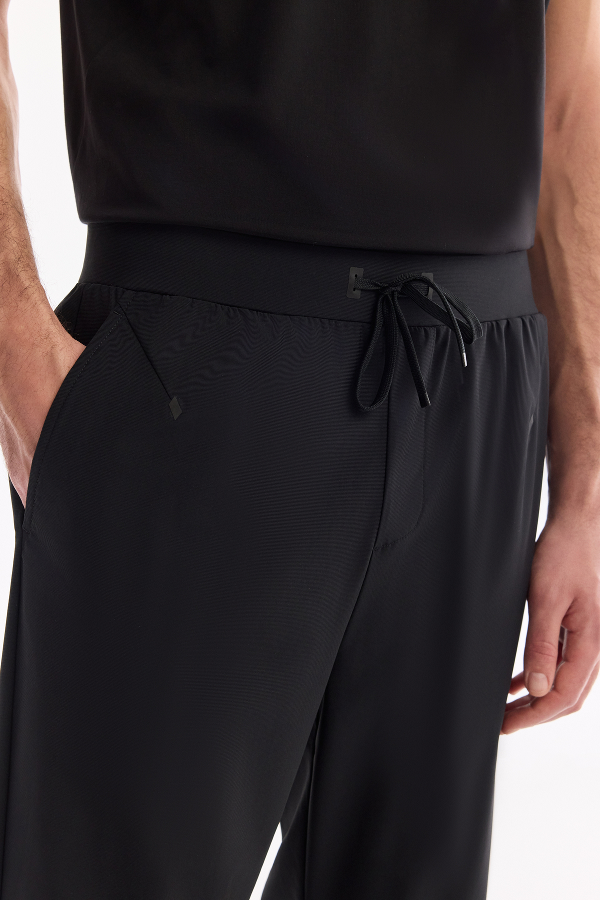 Siyah Beli Lastikli Bağcıklı Yandan Cepli Teknik Kumaş Jogger