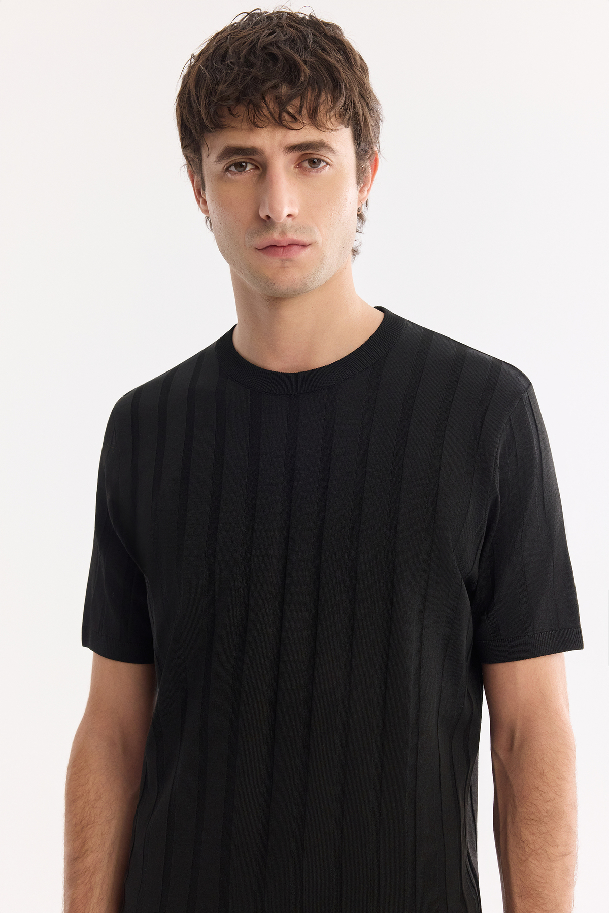 Siyah Bisiklet Yaka Boyuna Fitil Örgü Detaylı Triko T-shirt