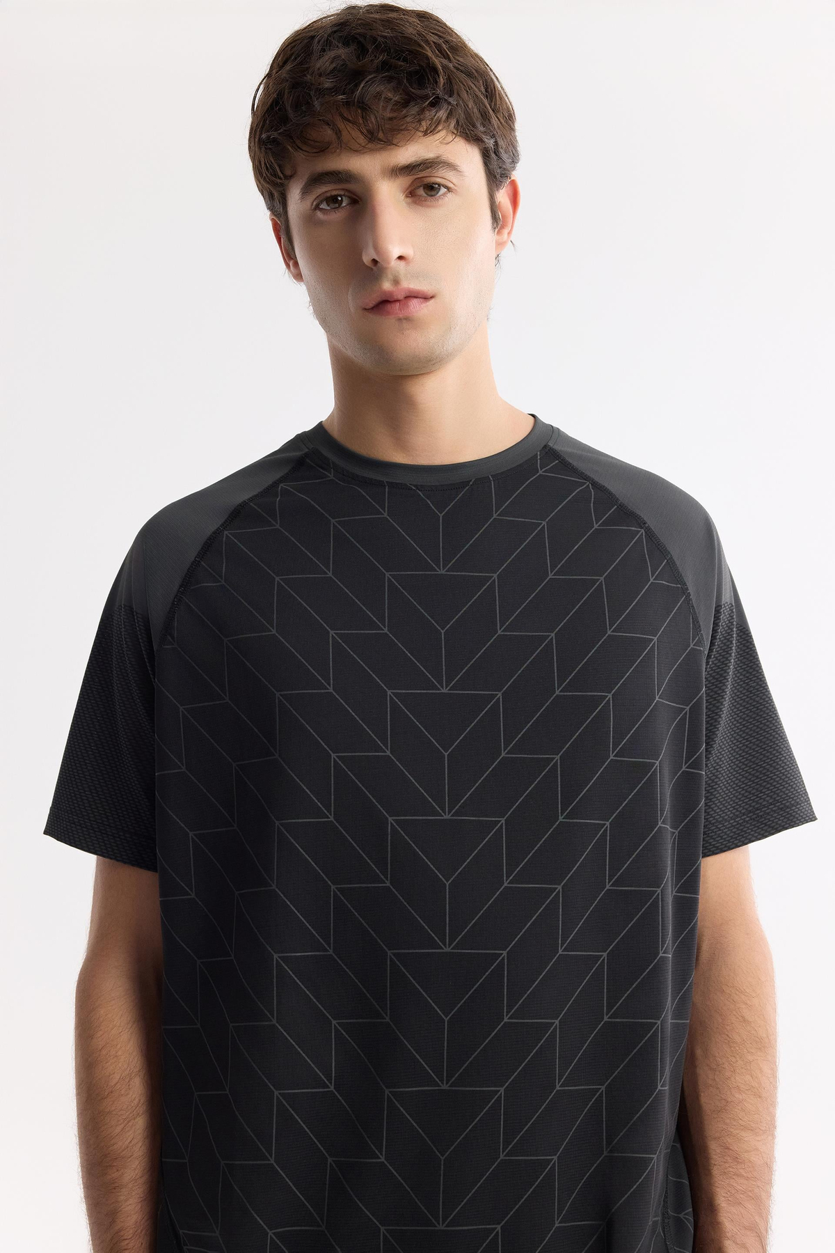 Siyah Bisiklet Yaka Geometrik Desenli Bloklu Teknik Kumaş Detaylı T-shirt
