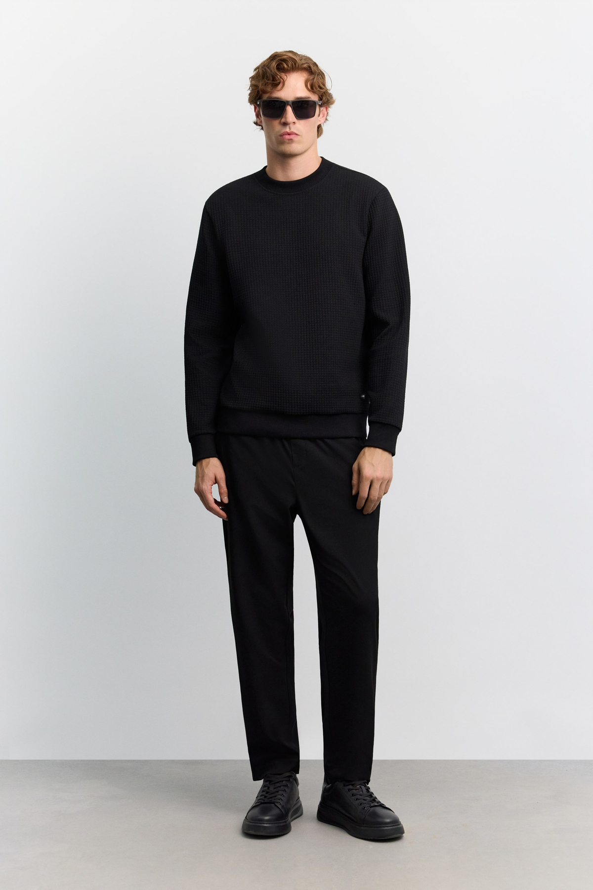 Siyah Bisiklet Yaka Jakarlı Sweatshirt