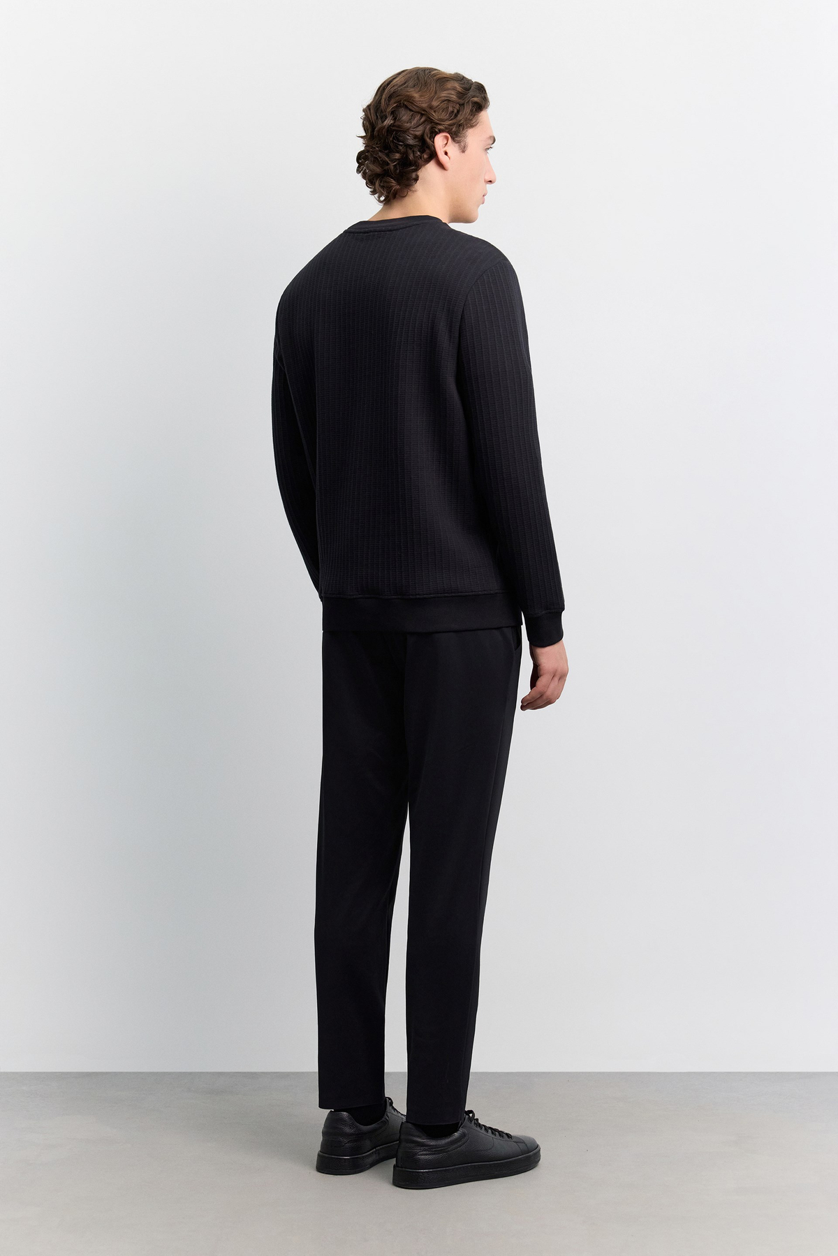 Siyah Bisiklet Yaka Jakarlı Sweatshirt