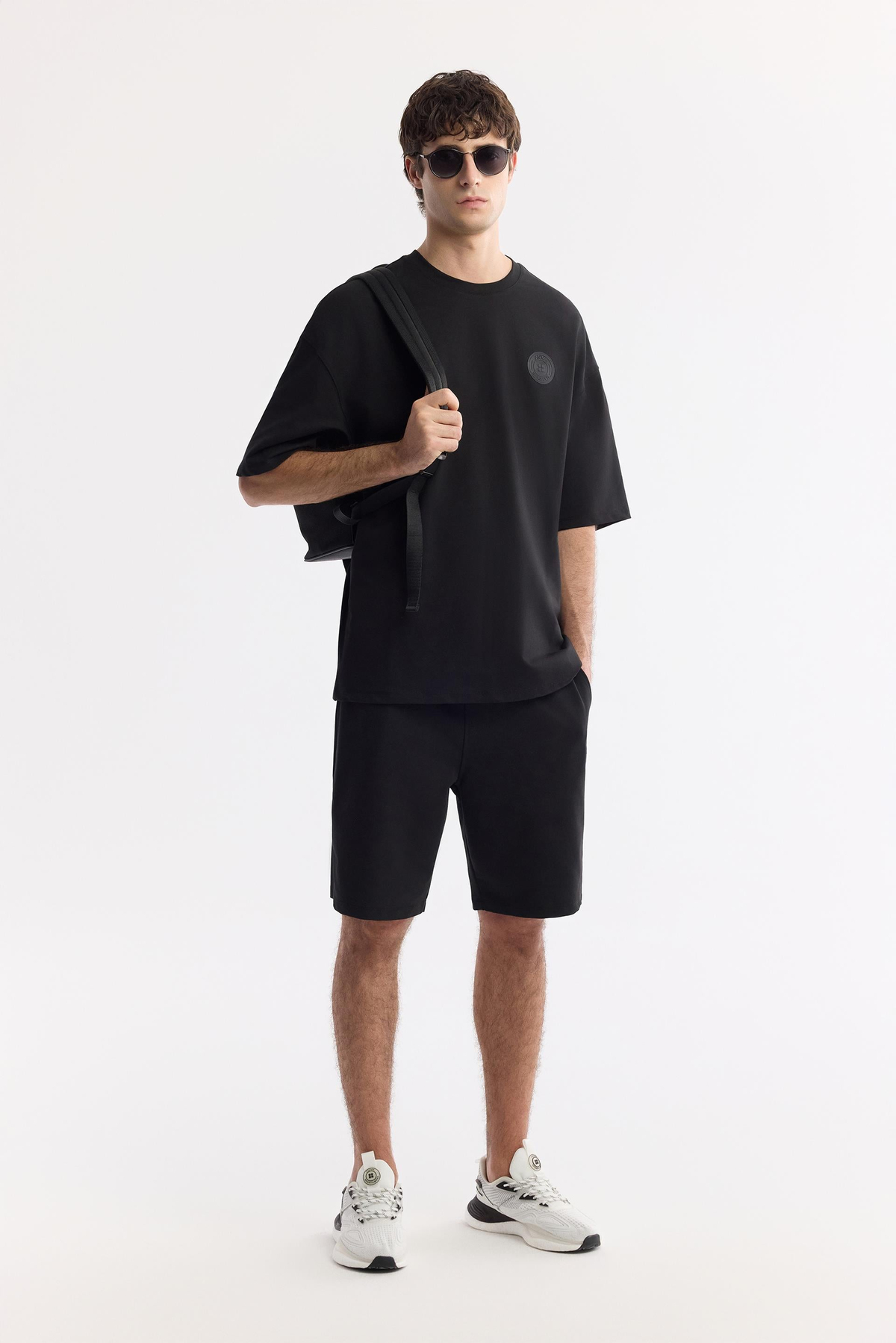 Siyah Bisiklet Yaka Oversize Aplike Baskı Detaylı 2'İplik T-Shirt