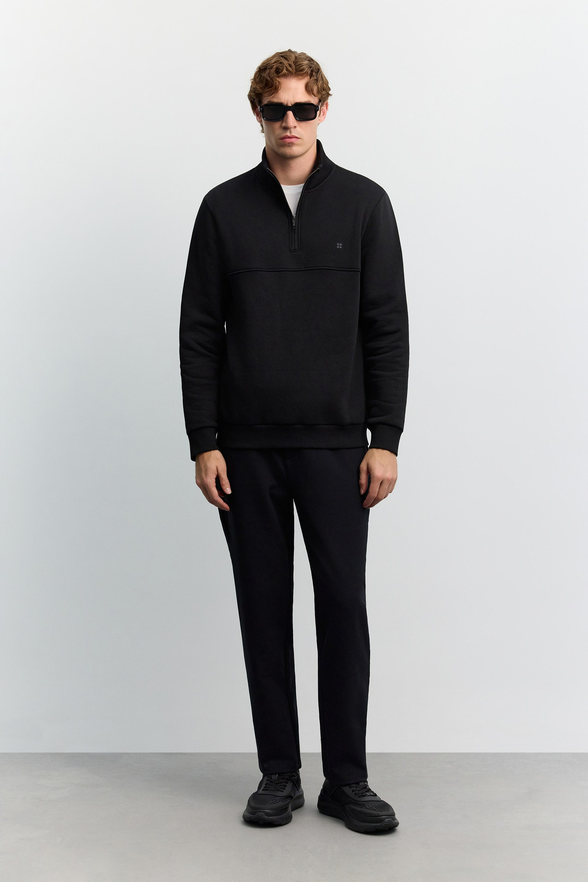 Siyah Dik Yaka Fermuarlı -4 Dereceye Dayanıklı Sweatshirt