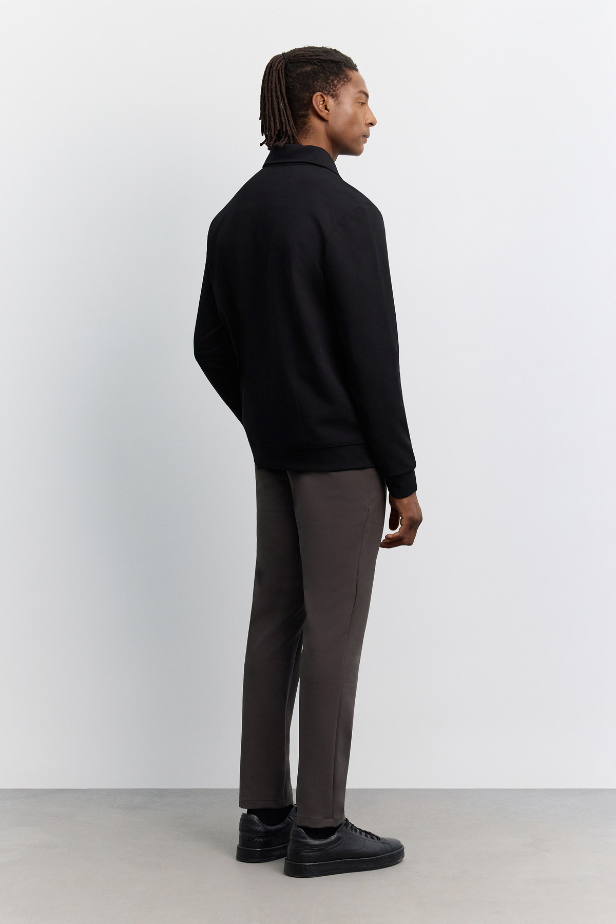 Siyah Dik Yaka Fermuarlı Göğüs Baskılı İnterlok  Sweatshirt