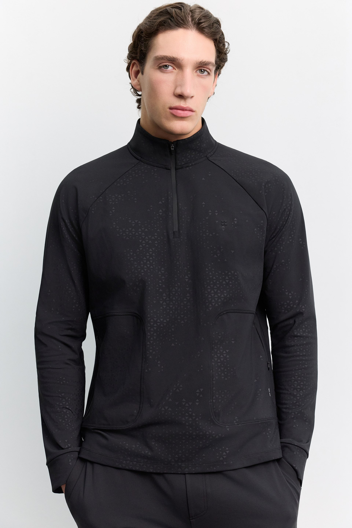 Siyah Dik Yaka Fermuarlı Metraj Baskılı İçi Şardonlu Teknik Kumaş Sweatshirt