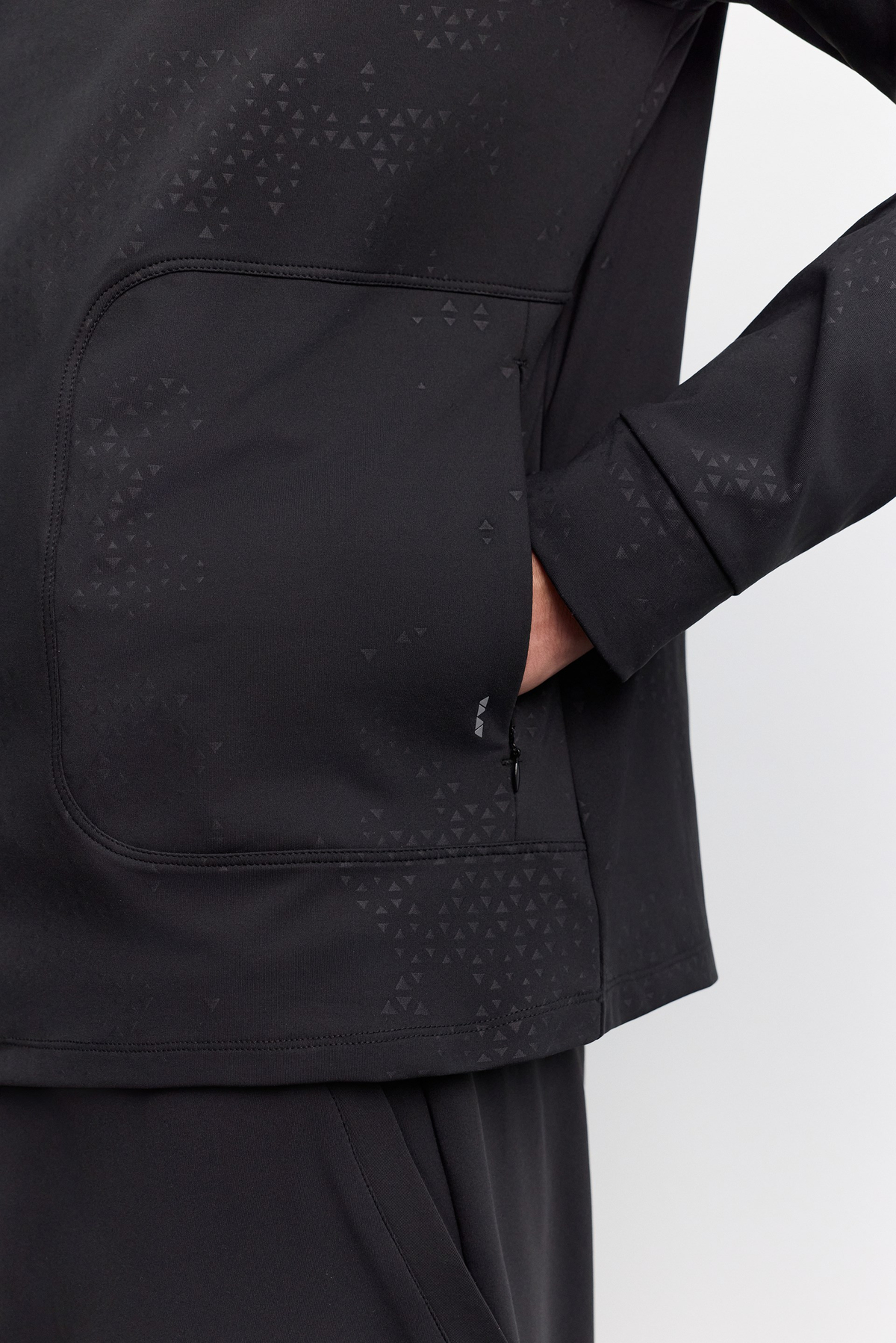 Siyah Dik Yaka Fermuarlı Metraj Baskılı İçi Şardonlu Teknik Kumaş Sweatshirt