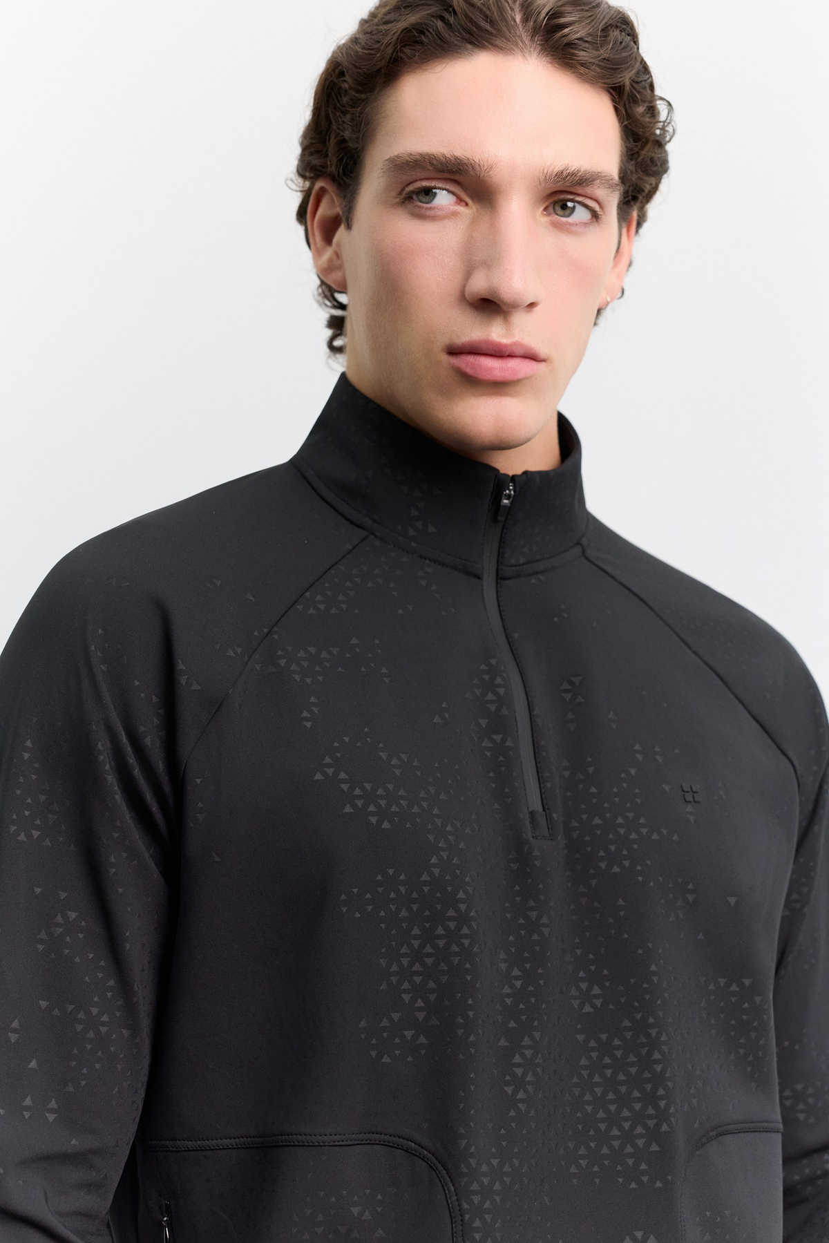 Siyah Dik Yaka Fermuarlı Metraj Baskılı İçi Şardonlu Teknik Kumaş Sweatshirt