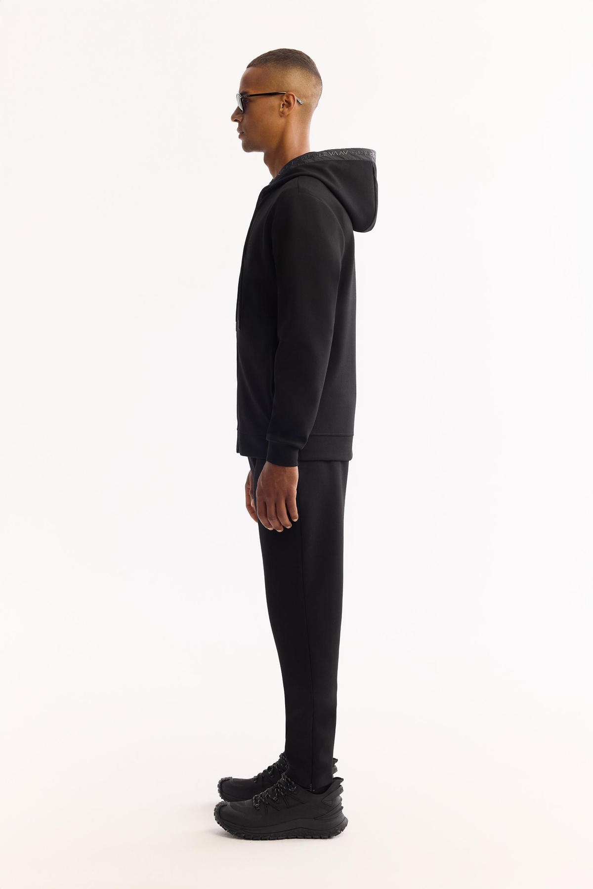Siyah Kapişüyonlu Yaka Jel Baskı  Göğüs  Enjeksiyon Baskılı Fermuarlı İnterlok Sweatshirt Hırka