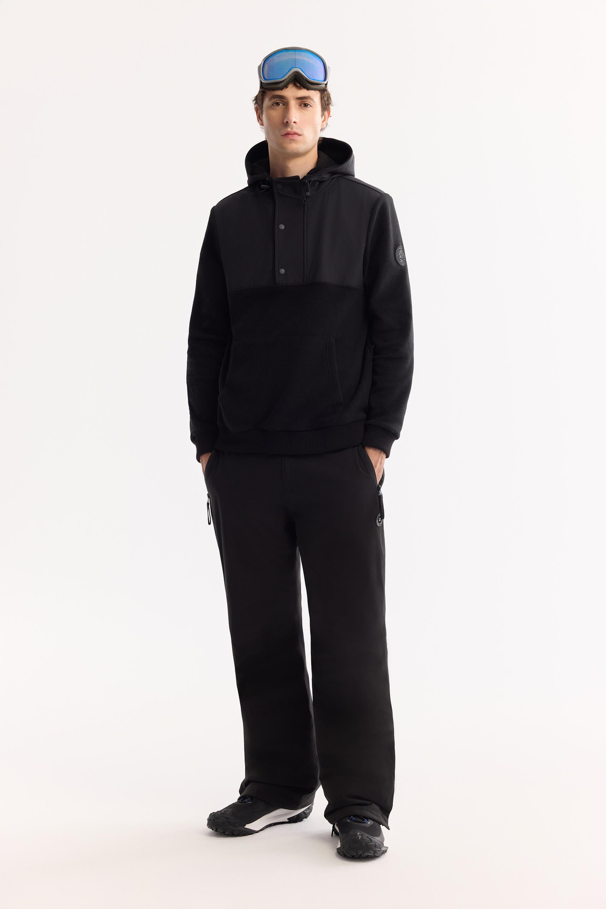 Siyah Kapüşonlu Yaka Çıtçıt Kapama Paraşüt Kumaş Kolda Logo ve Kanguru Cep Polar Sweatshirt