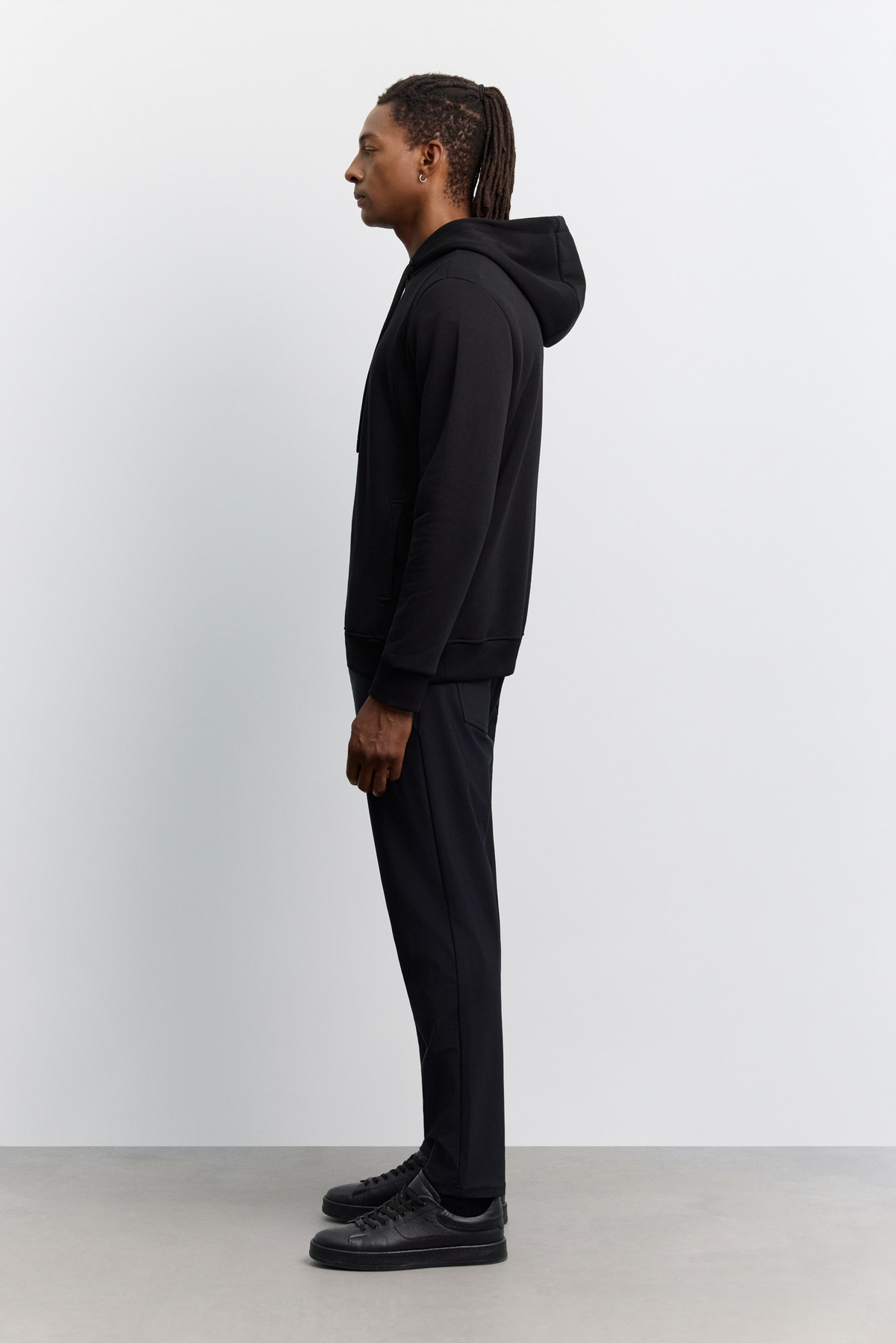 Siyah Kapüşonlu Yaka Yandan Cepli Önü Logo Baskılı 3 İplik Şardonlu Sweatshirt