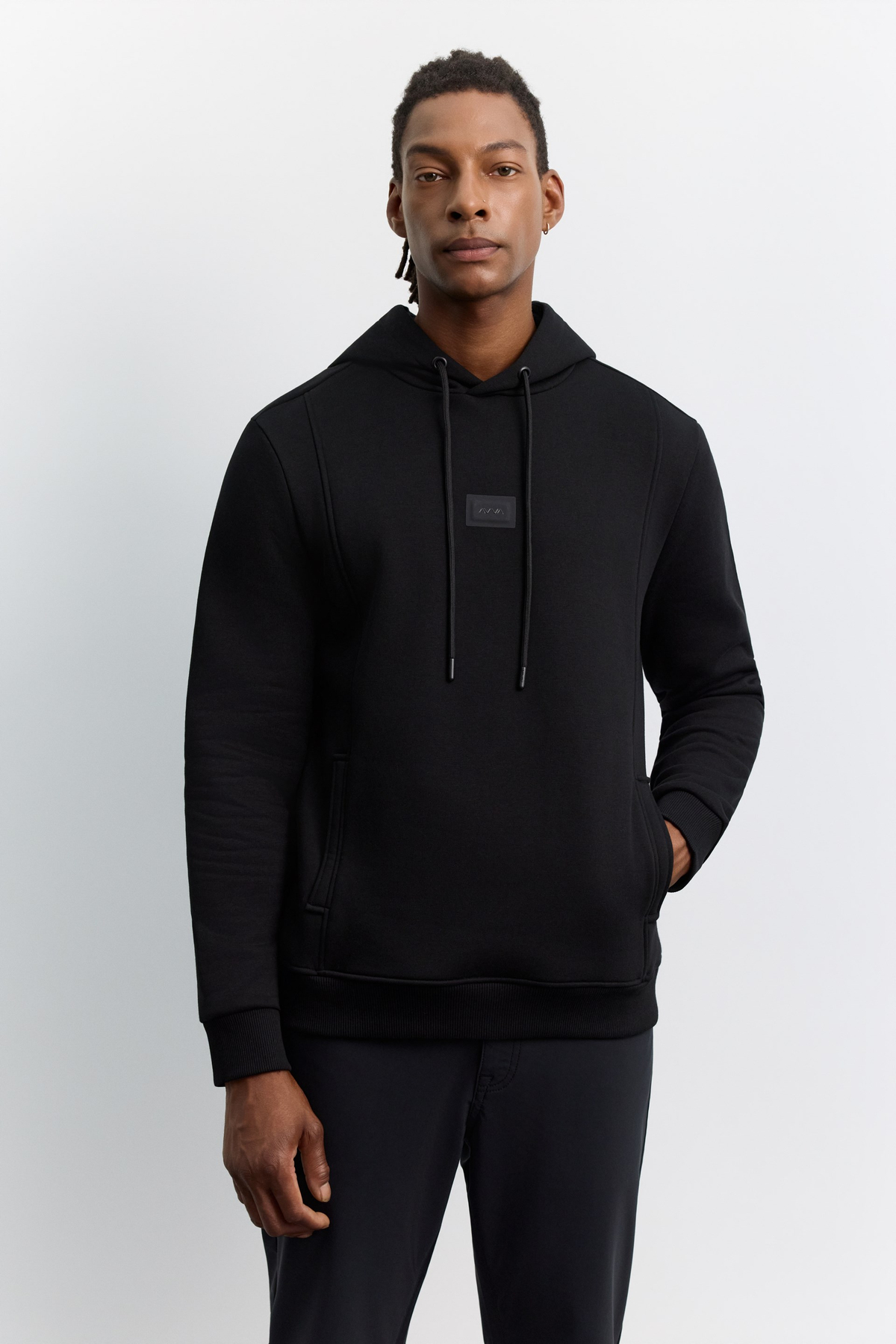 Siyah Kapüşonlu Yaka Yandan Cepli Önü Logo Baskılı 3 İplik Şardonlu Sweatshirt