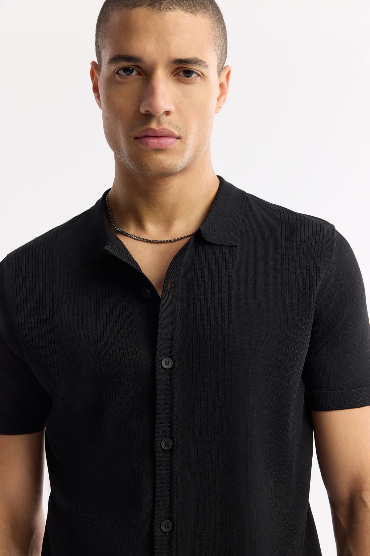 Siyah Polo Yaka Önden Düğmeli Fitil Örgü Desenli Rayon Triko T-shirt