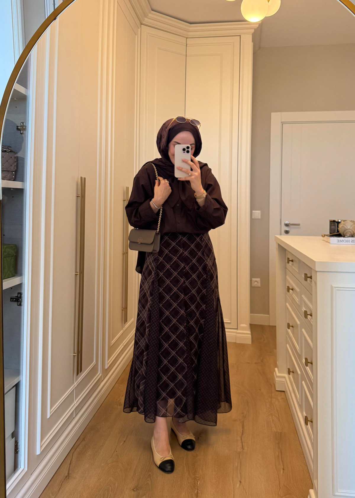 Fular Yakalı Kahverengi Poplin Gömlek
