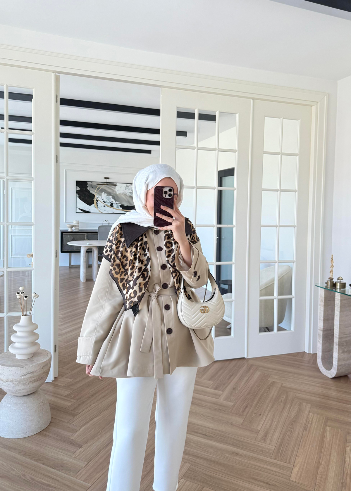 Deri Yakalı Trenç Taş