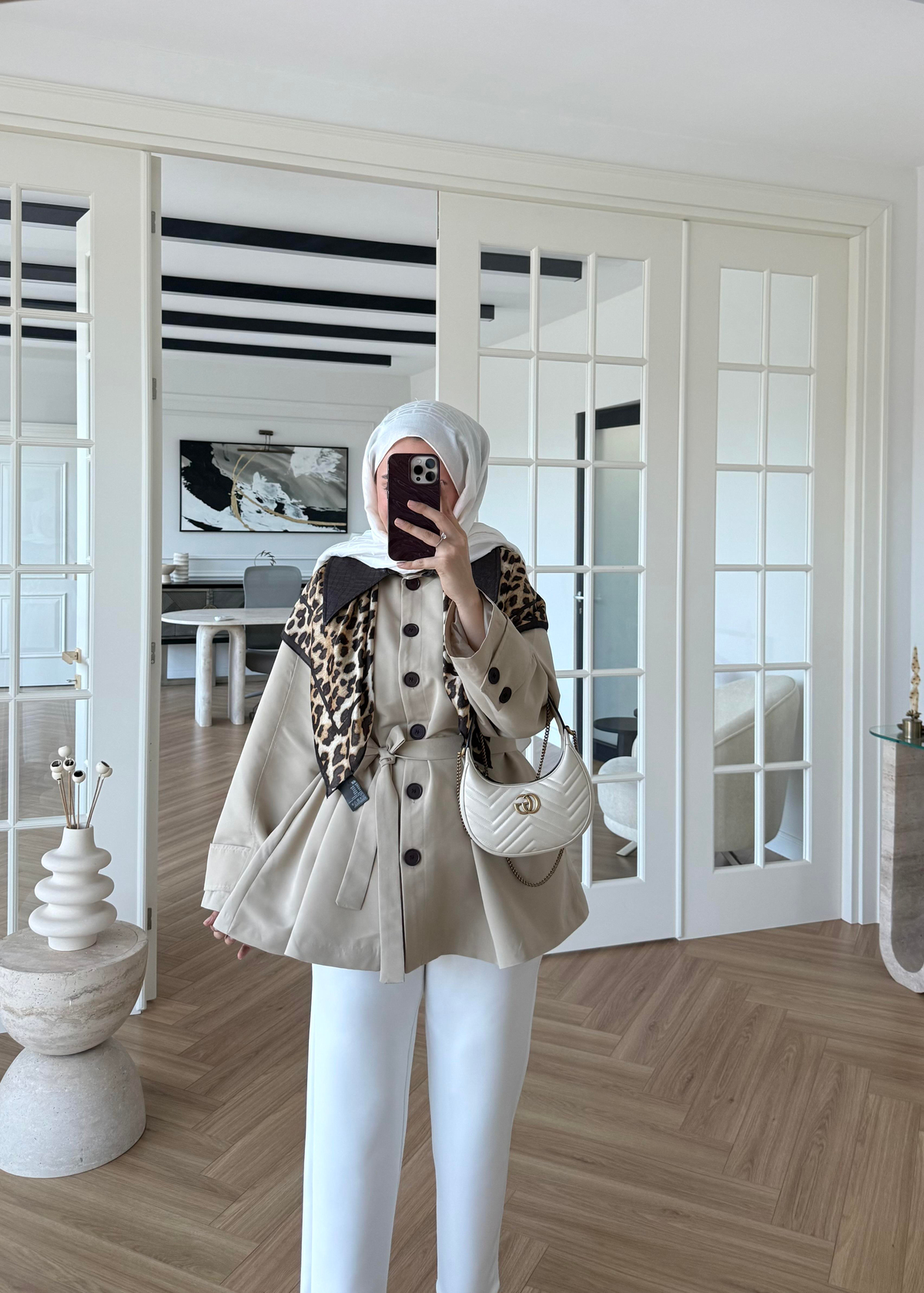 Deri Yakalı Trenç Taş