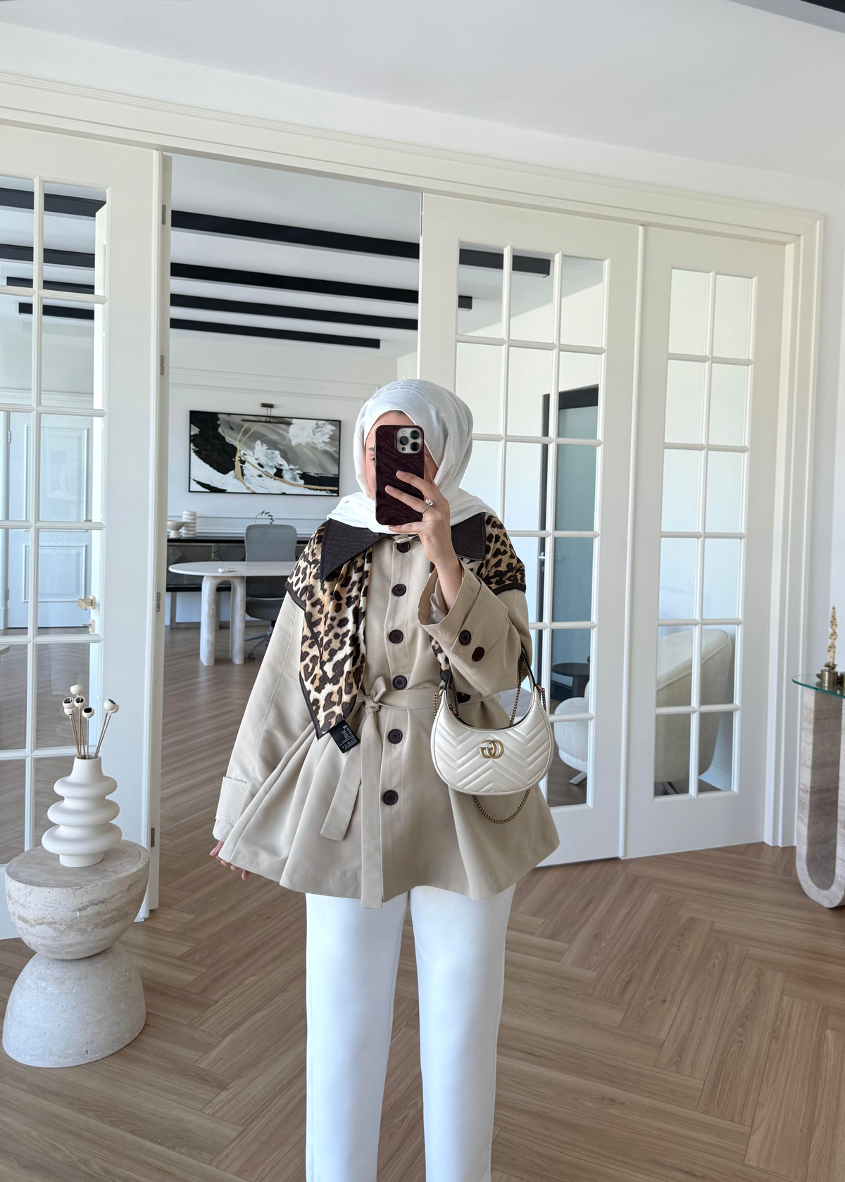 Deri Yakalı Trenç Taş