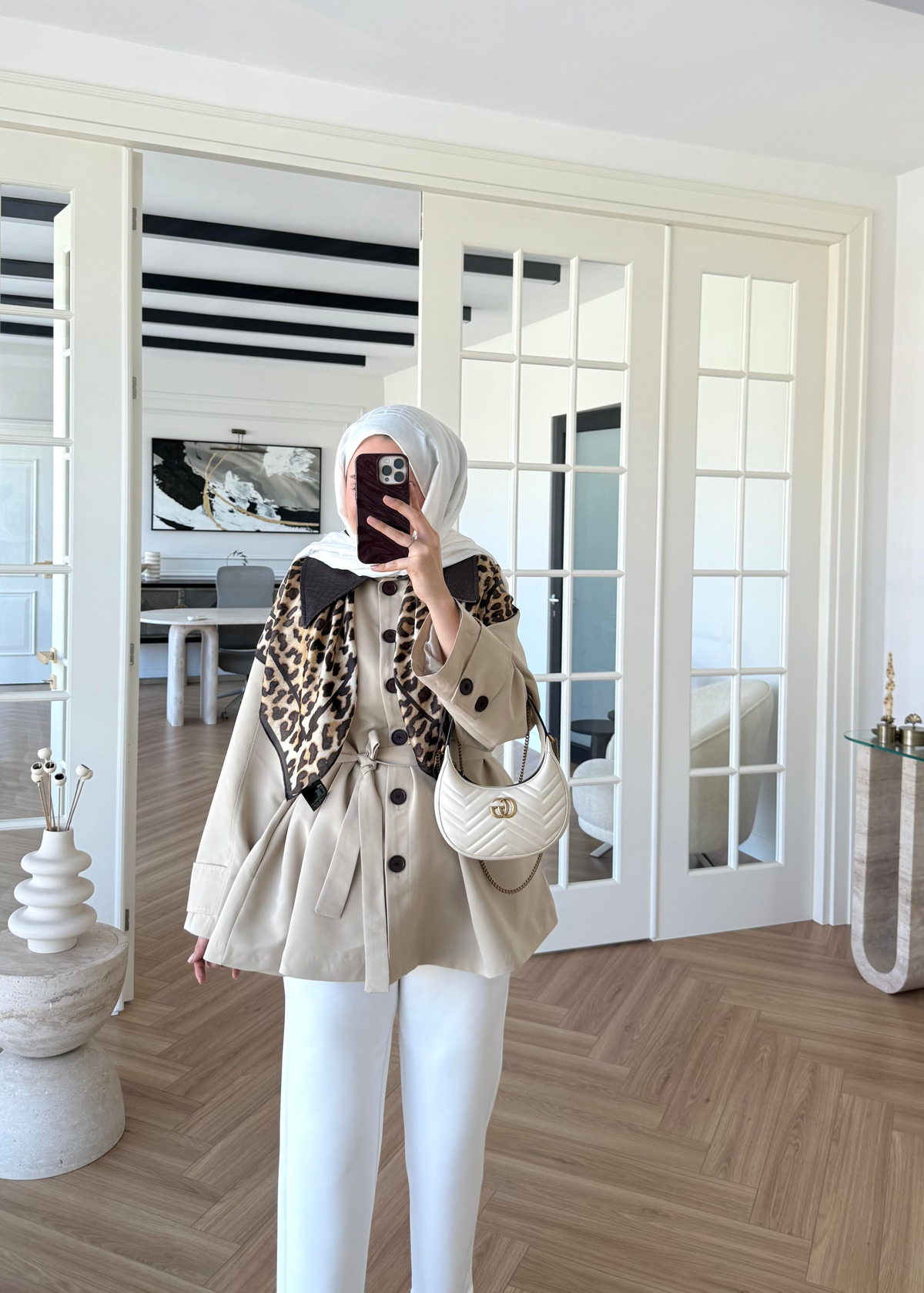 Deri Yakalı Trenç Taş