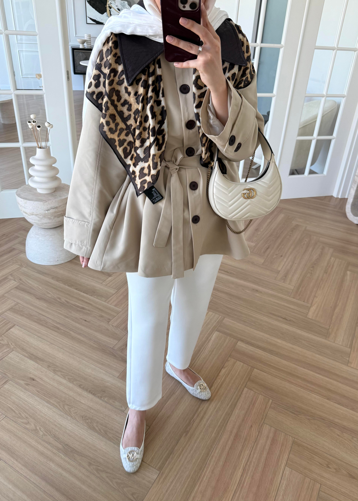 Deri Yakalı Trenç Taş