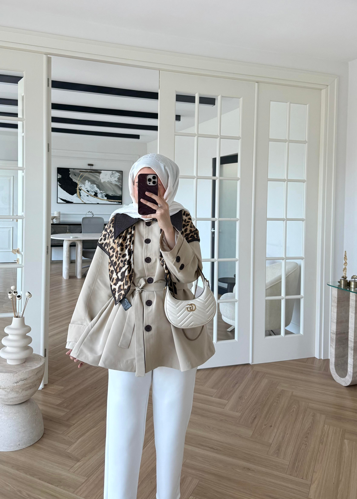 Deri Yakalı Trenç Taş