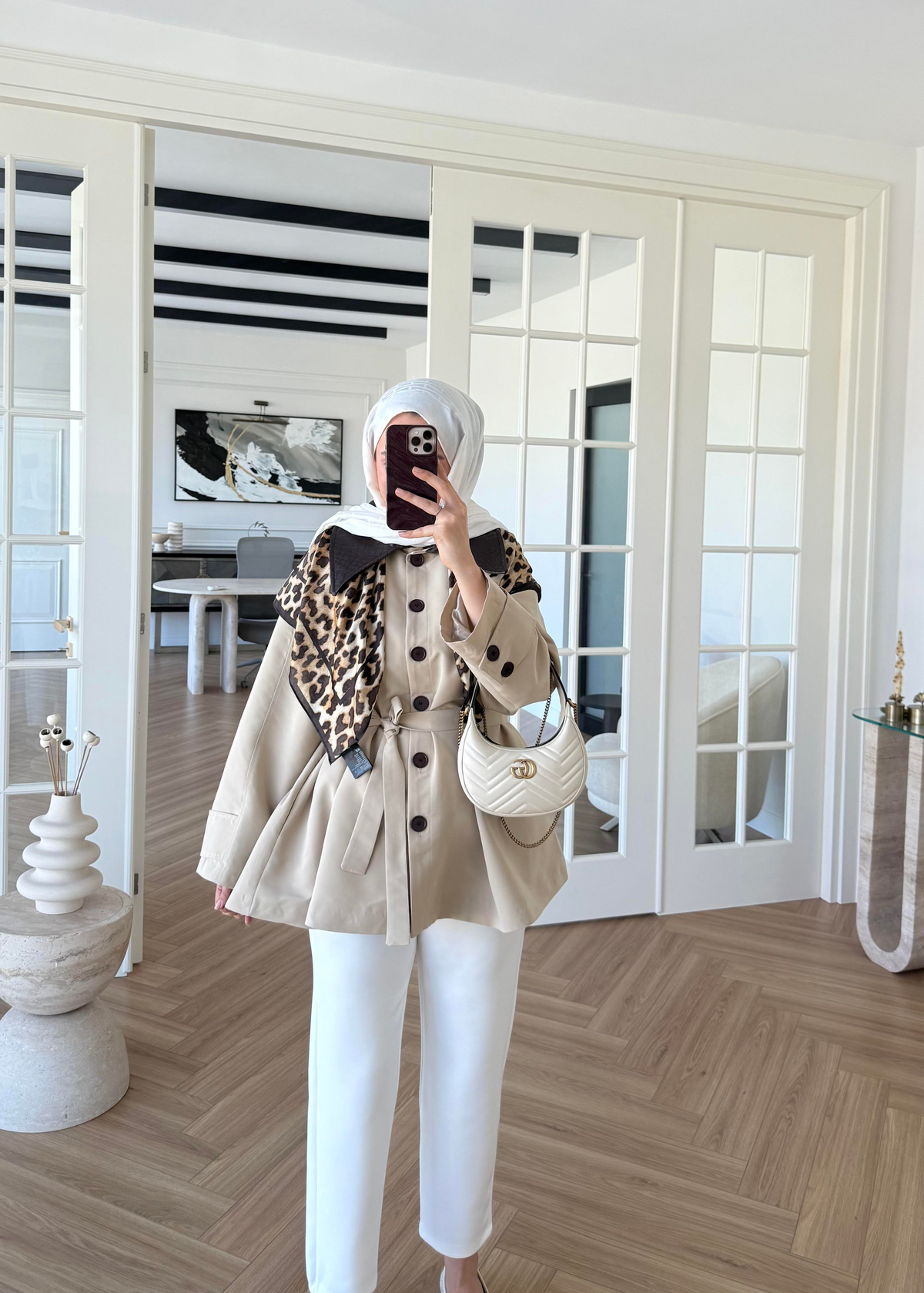 Deri Yakalı Trenç Taş