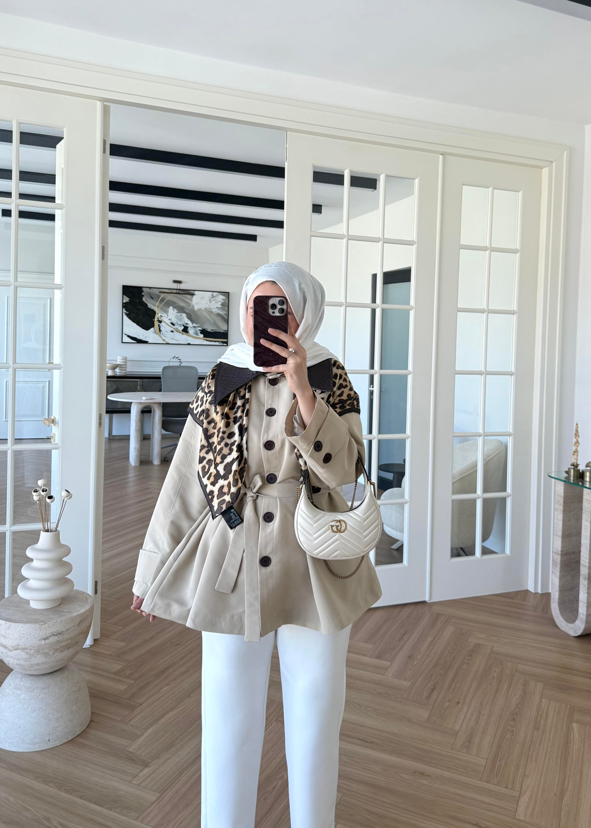 Deri Yakalı Trenç Taş