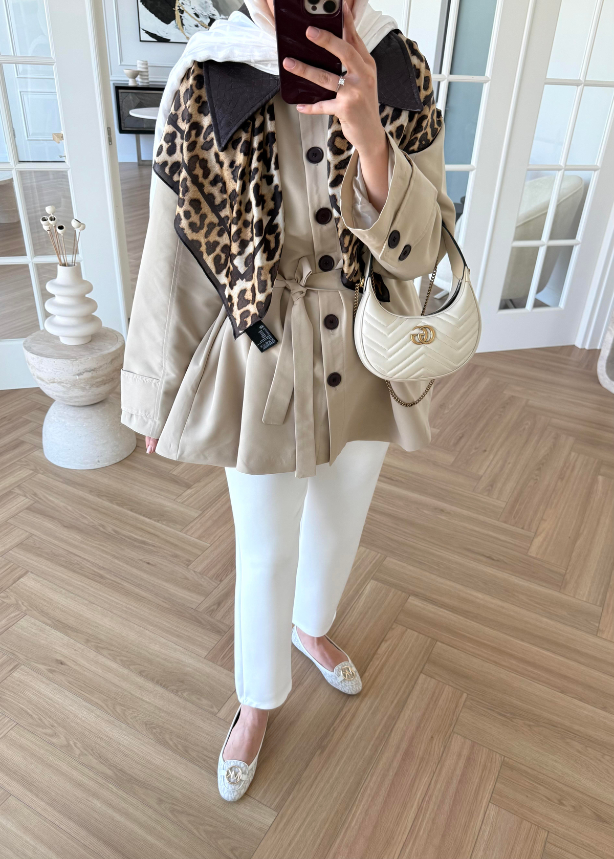 Deri Yakalı Trenç Taş