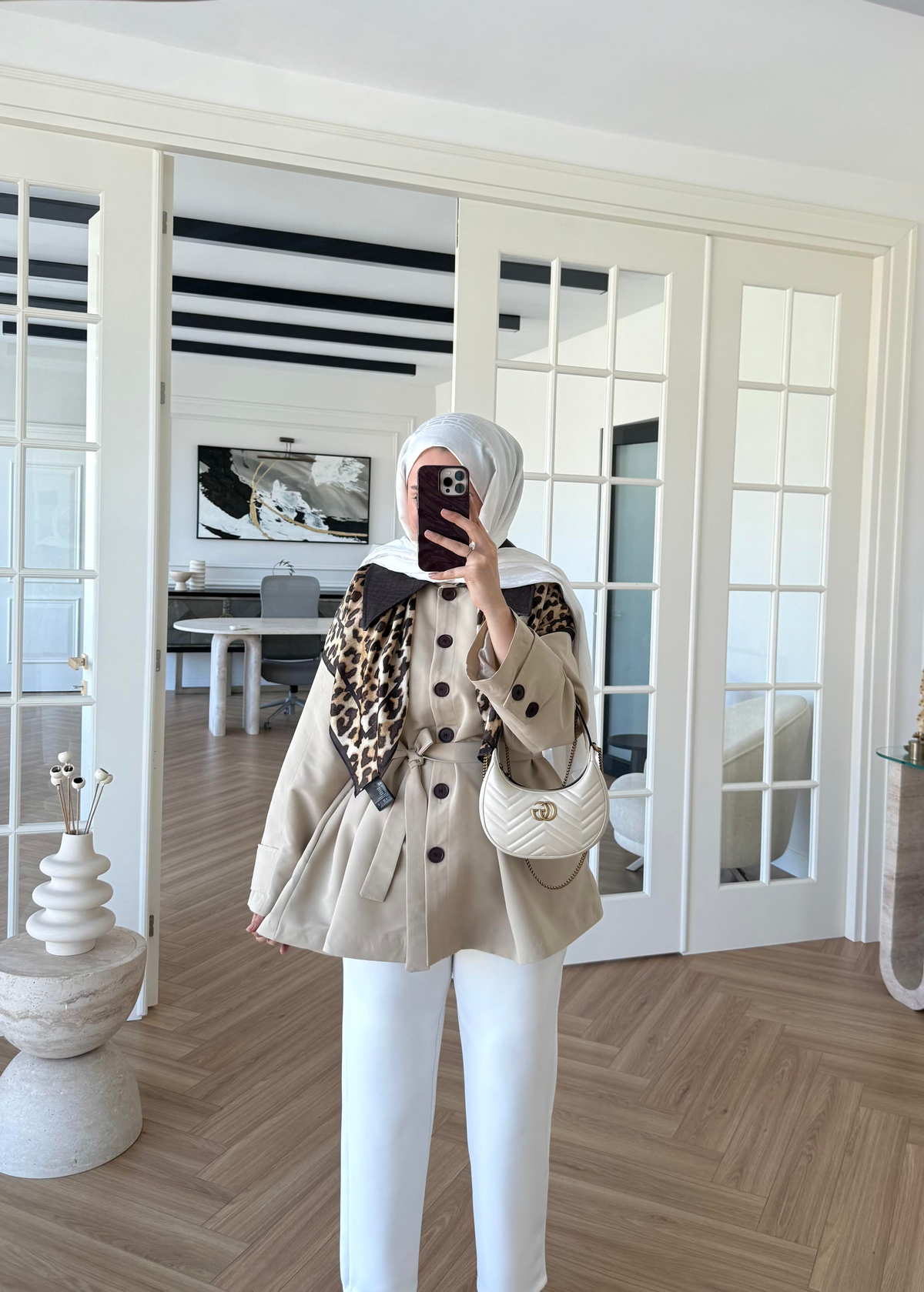 Deri Yakalı Trenç Taş