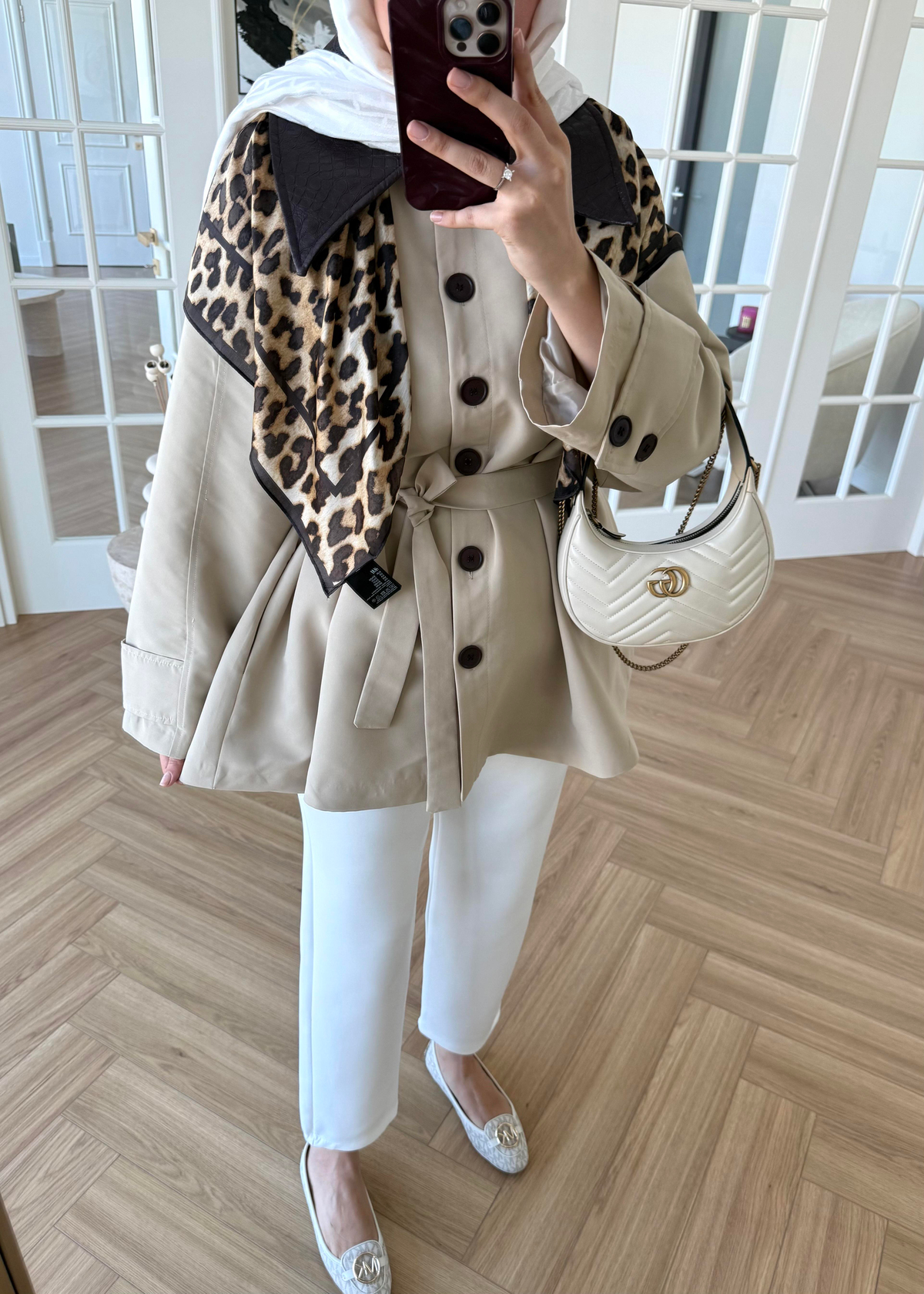 Deri Yakalı Trenç Taş