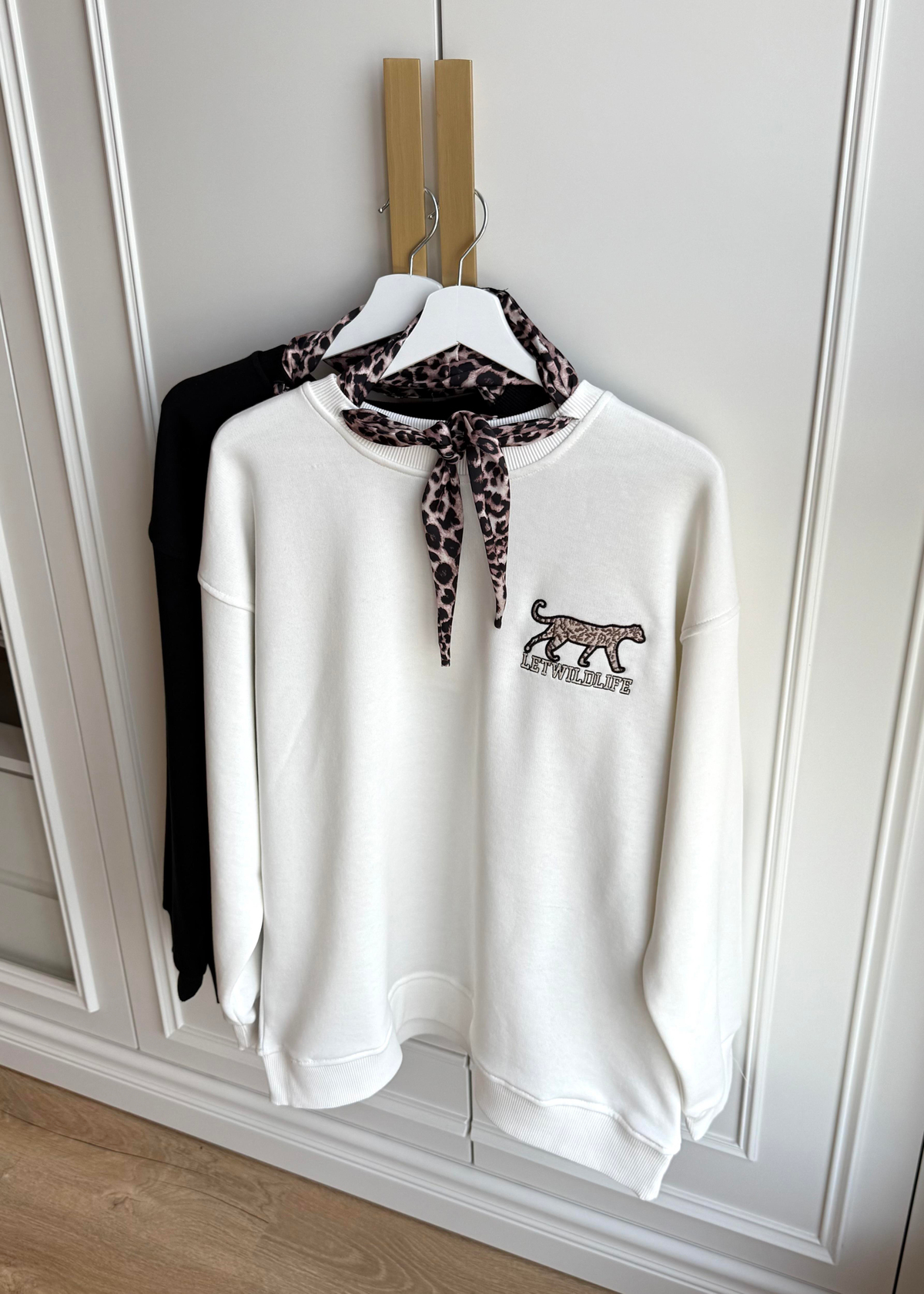 Leopar Fularlı Sweatshirt Ekru