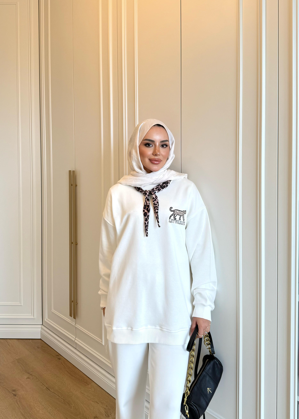 Leopar Fularlı Sweatshirt Ekru