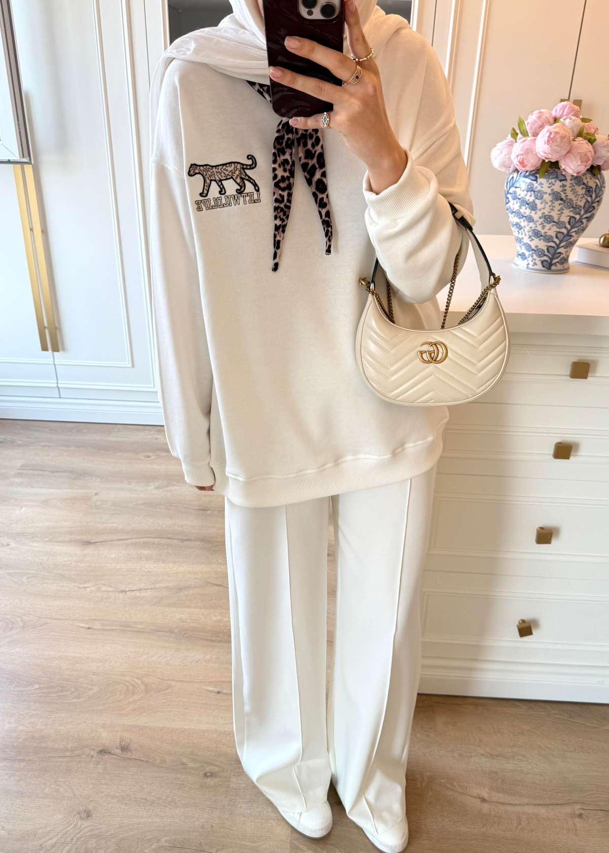 Leopar Fularlı Sweatshirt Ekru