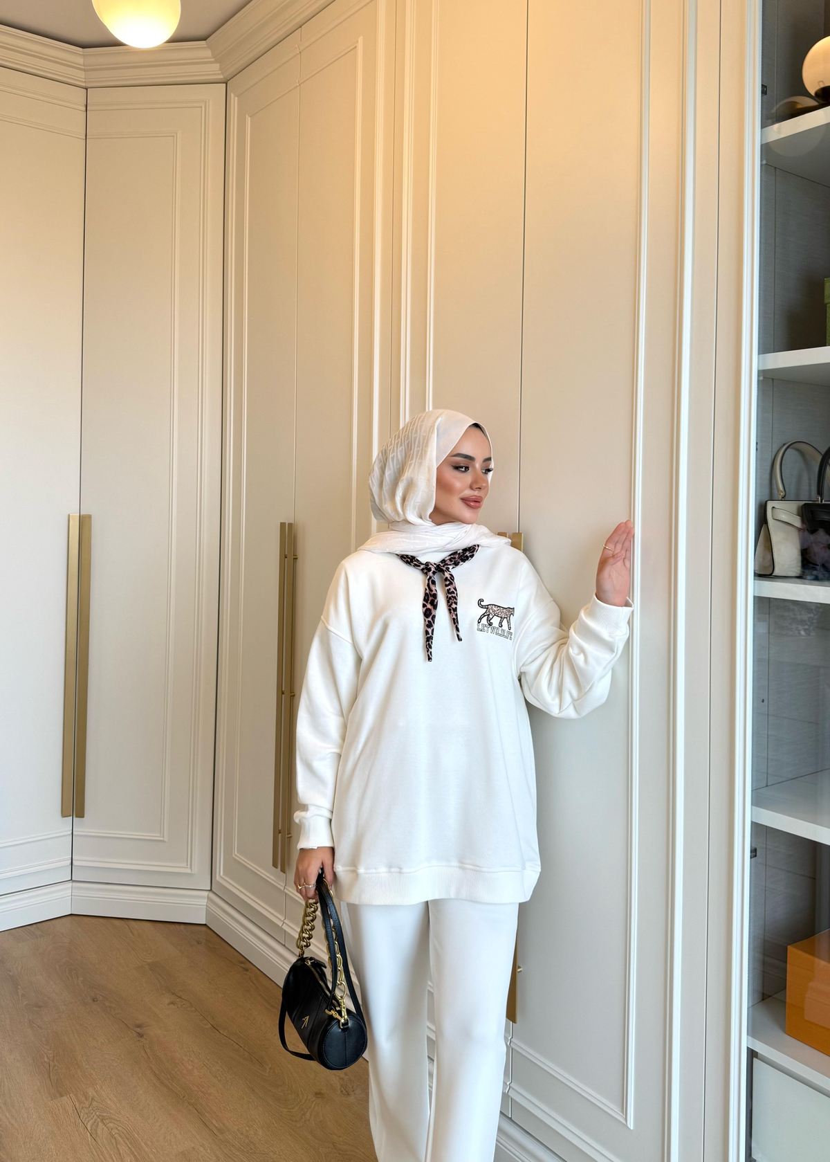 Leopar Fularlı Sweatshirt Ekru