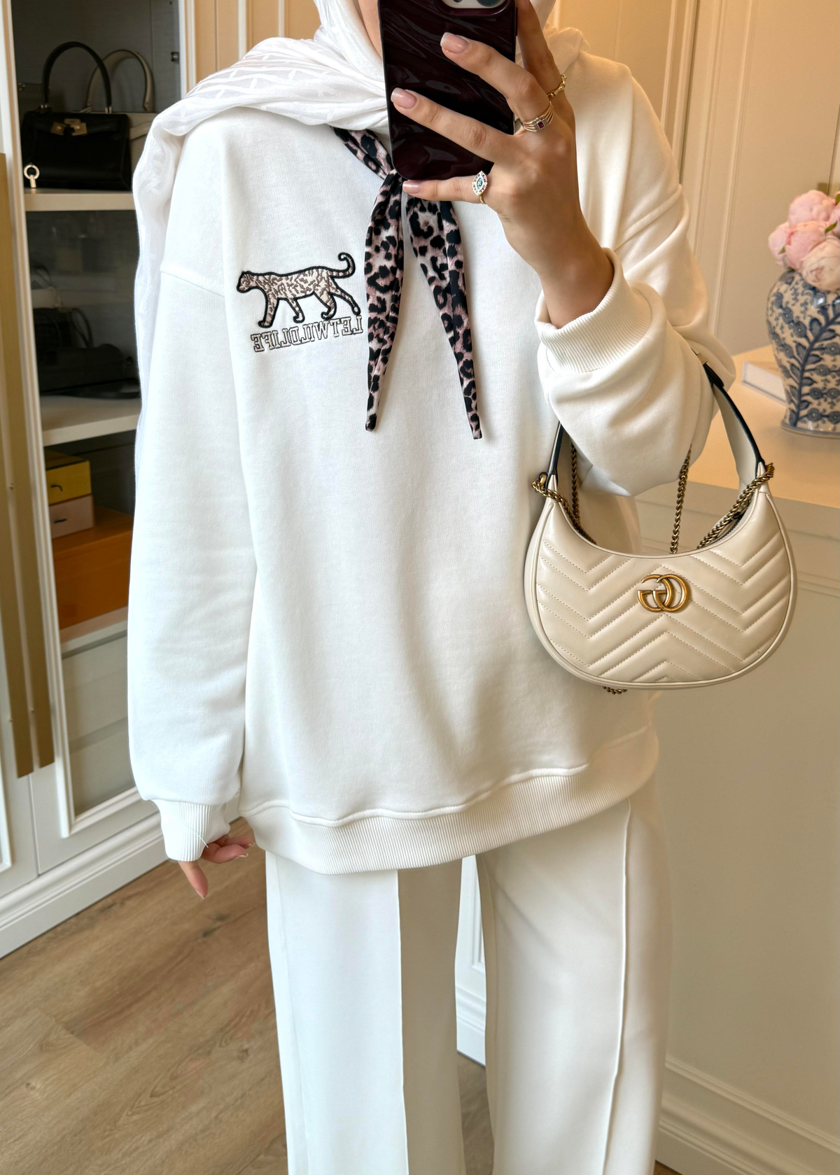 Leopar Fularlı Sweatshirt Ekru