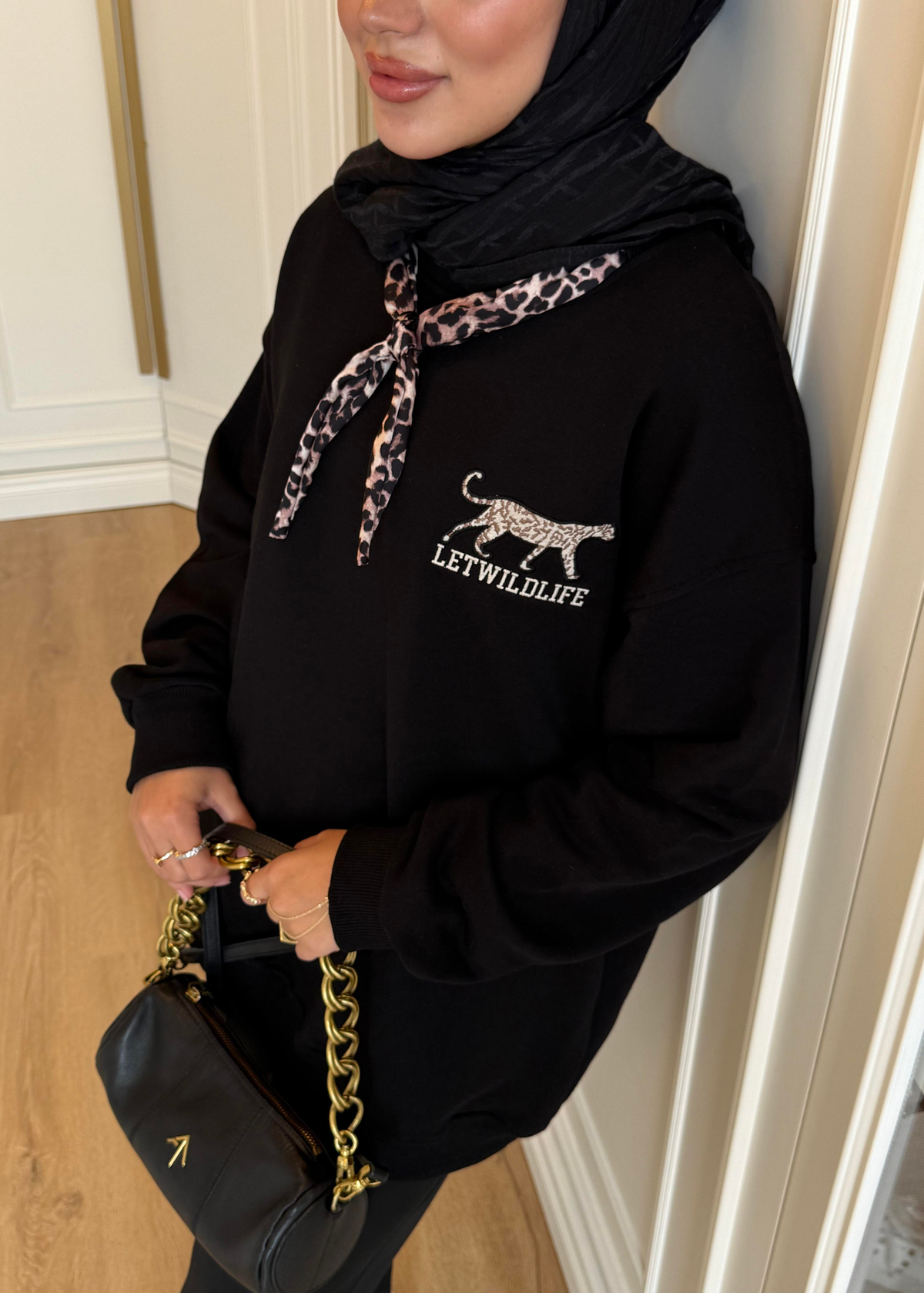 Leopar Fularlı Sweatshirt Siyah