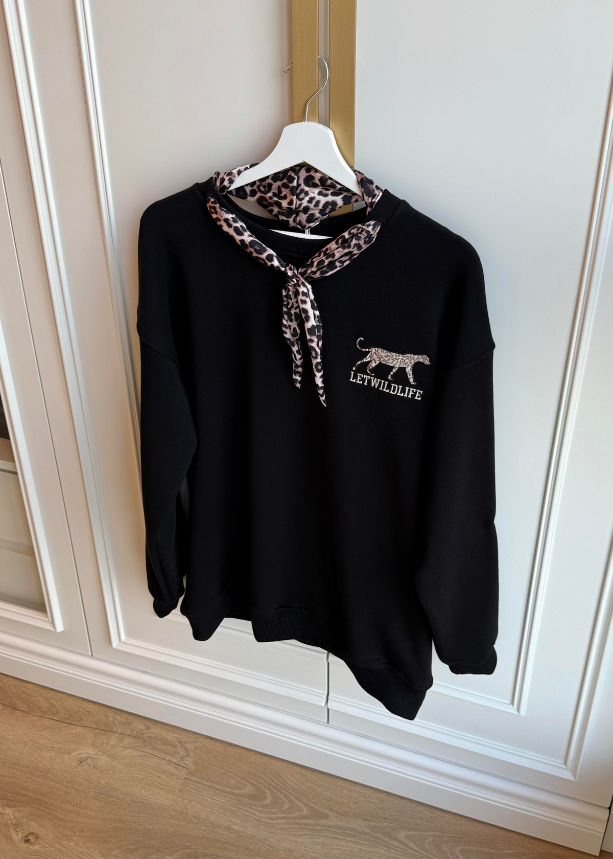 Leopar Fularlı Sweatshirt Siyah