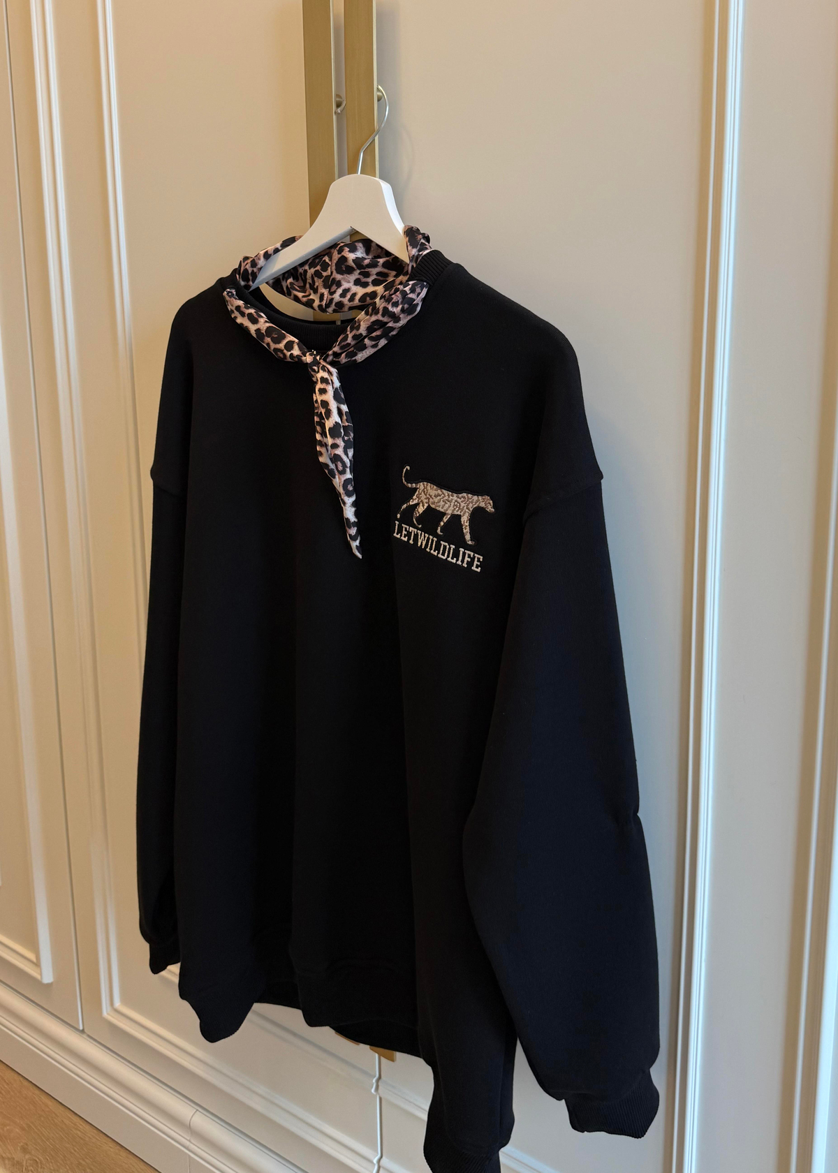 Leopar Fularlı Sweatshirt Siyah