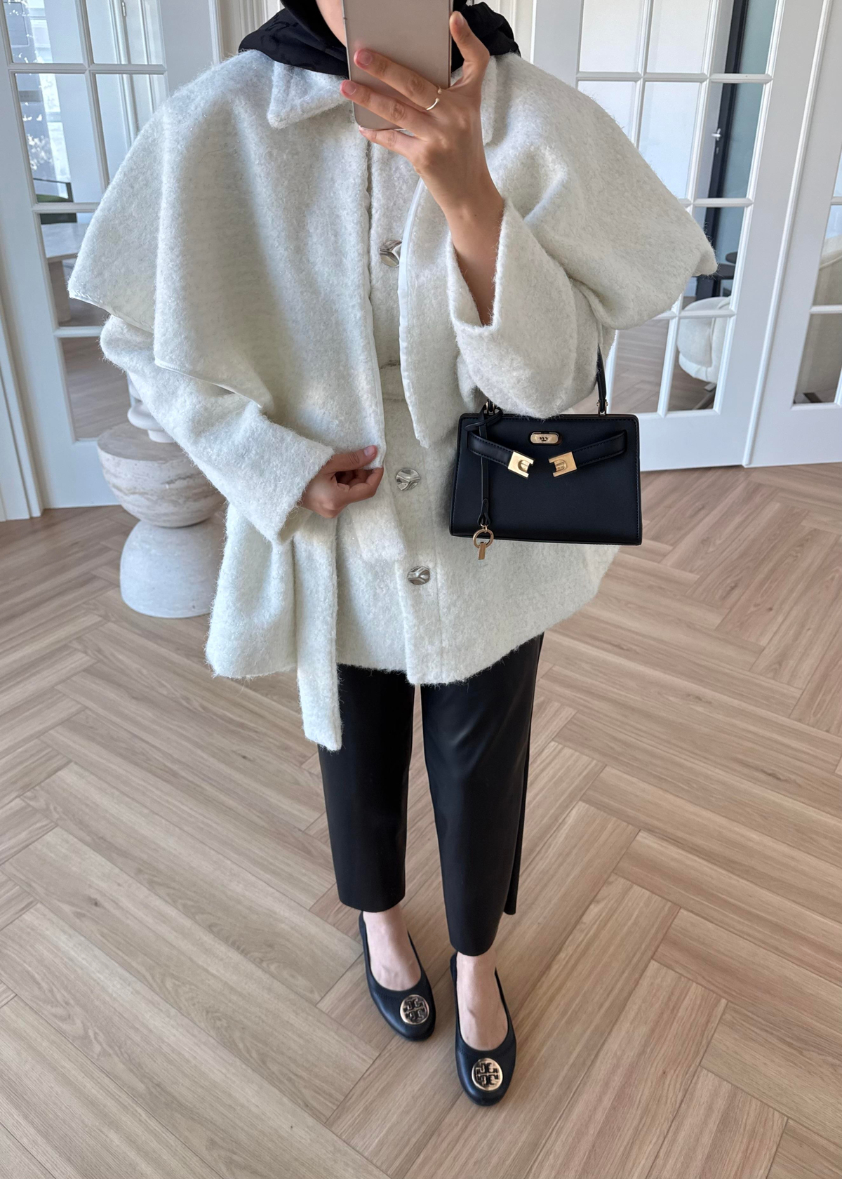 Simli Yaka Detaylı Kaşe Kaban Ekru