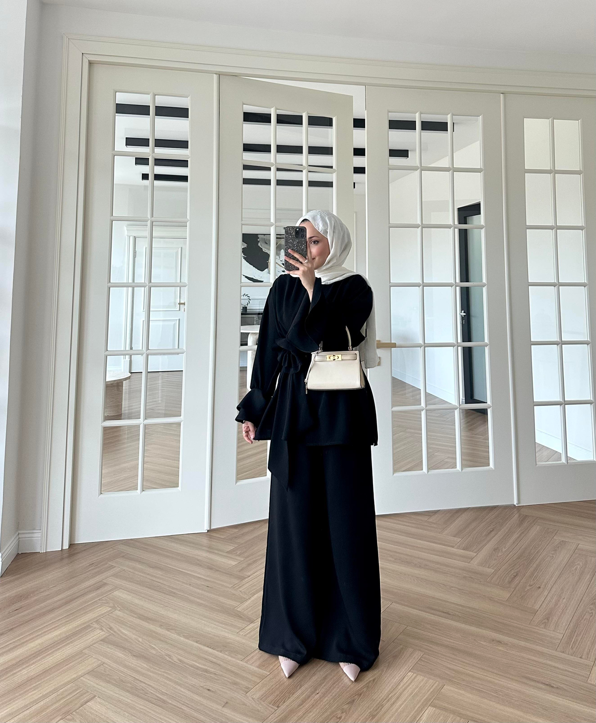 Volan Kol Çiçek Aksesuarlı Takım Siyah
