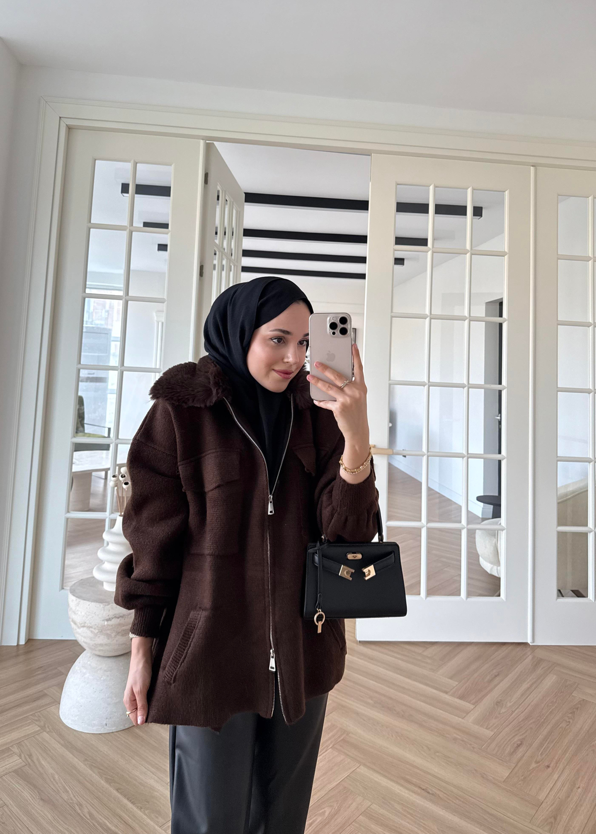 Yakası Kürklü ve Fermuarlı Triko Hırka Kahverengi