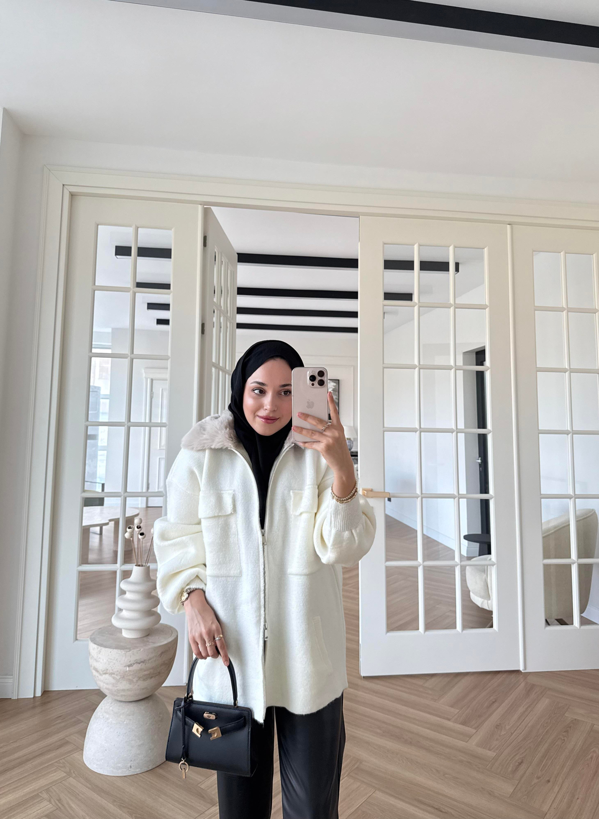 Yakası Kürklü ve Fermuarlı Triko Hırka Ekru