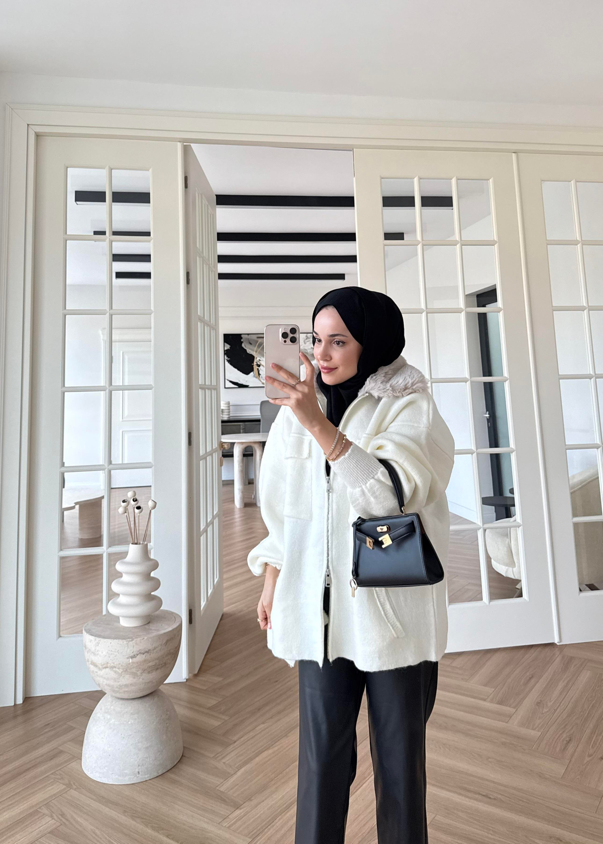 Yakası Kürklü ve Fermuarlı Triko Hırka Ekru