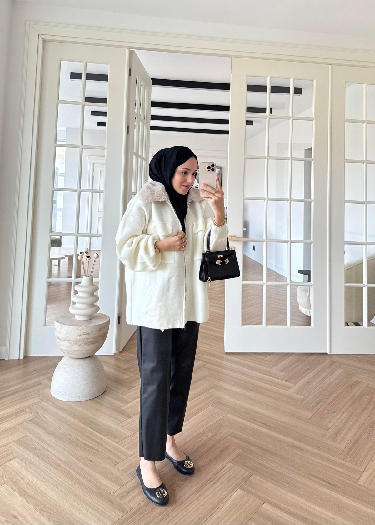 Yakası Kürklü ve Fermuarlı Triko Hırka Ekru