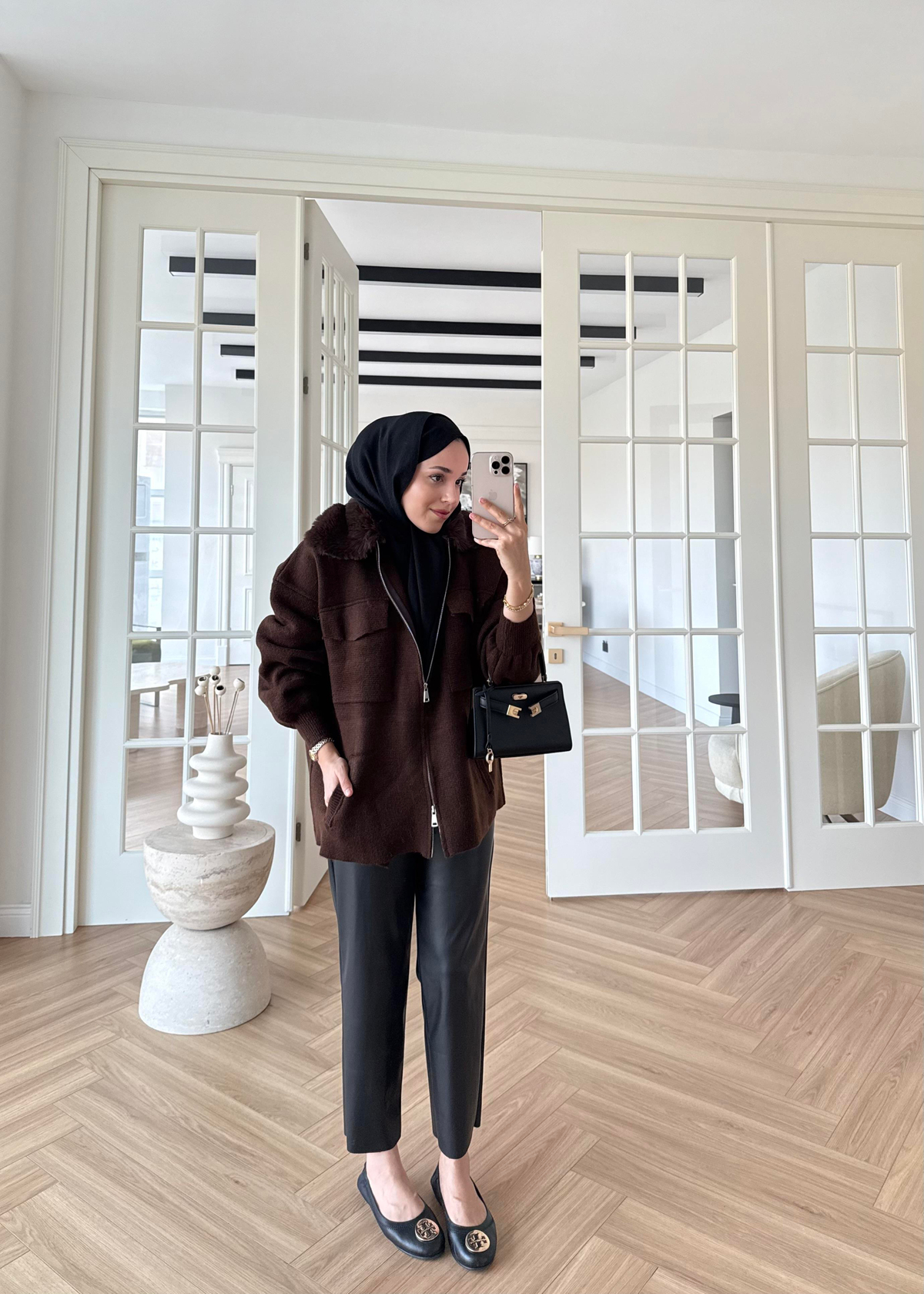 Yakası Kürklü ve Fermuarlı Triko Hırka Kahverengi